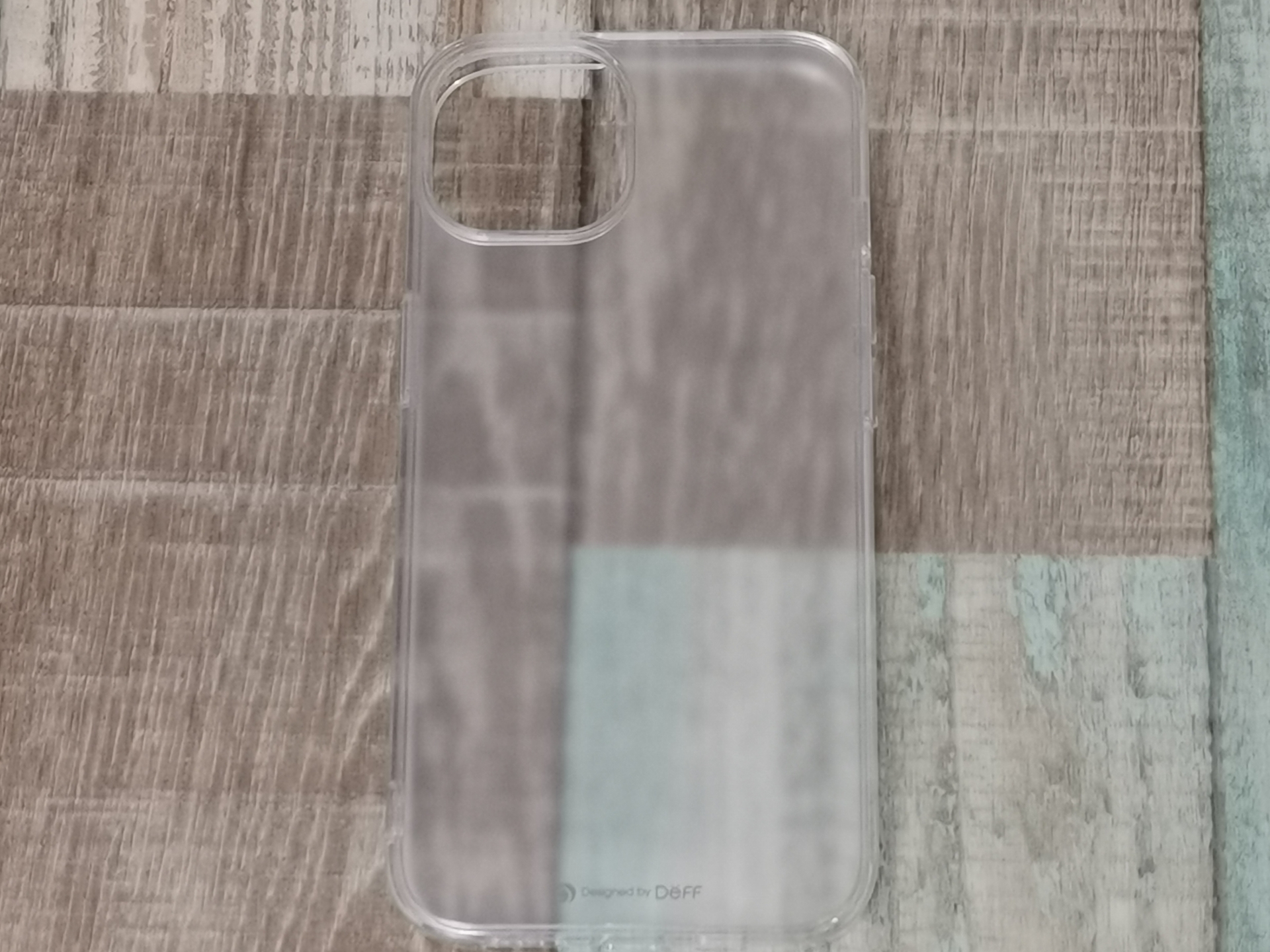 手触りサラサラですりガラス調の化学強化ガラス。強化されているとはいえ、曲げには弱いので着脱時に注意が必要だ