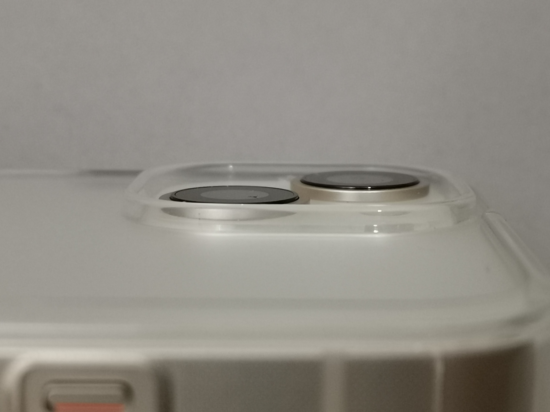 iPhone 14のカメラレンズを保護するというより、ほかのものをiPhoneのレンズから守ってくれそうなレンズ部の高さ。見た目も気に入っている