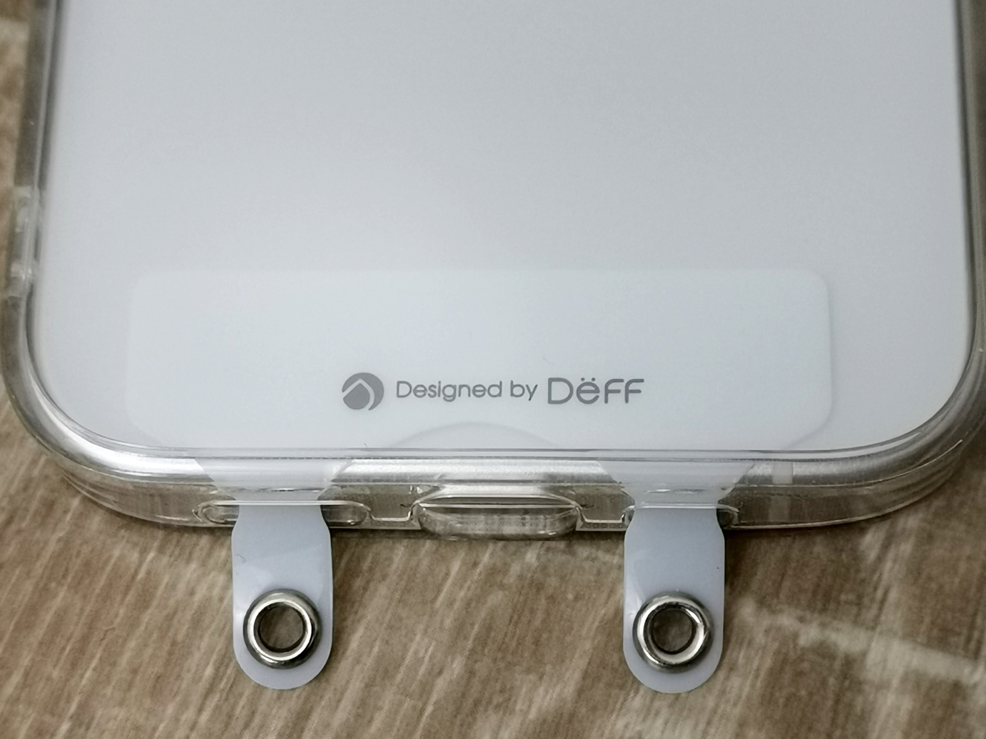 iPhone本体とケースの間に挟み込むようにして使うストラップアダプター。見た目に反して、引っ張り強度は高い。側面にストラップホールがあるのもいい