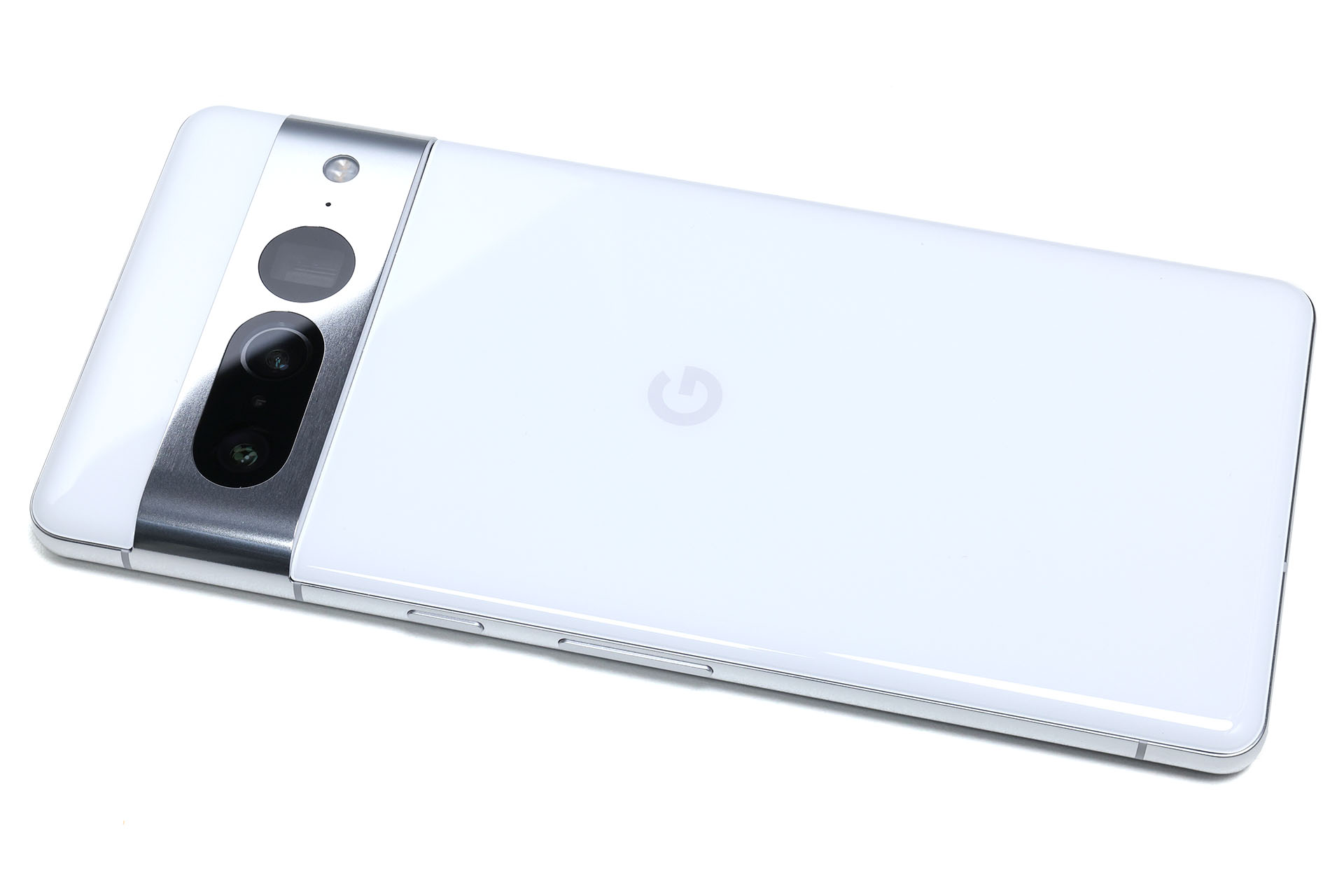 ガラスとアルミのシンプルな素材感と静かな光沢がある。13万9700円以上の高級感がある（実質6万5730円だったけど）