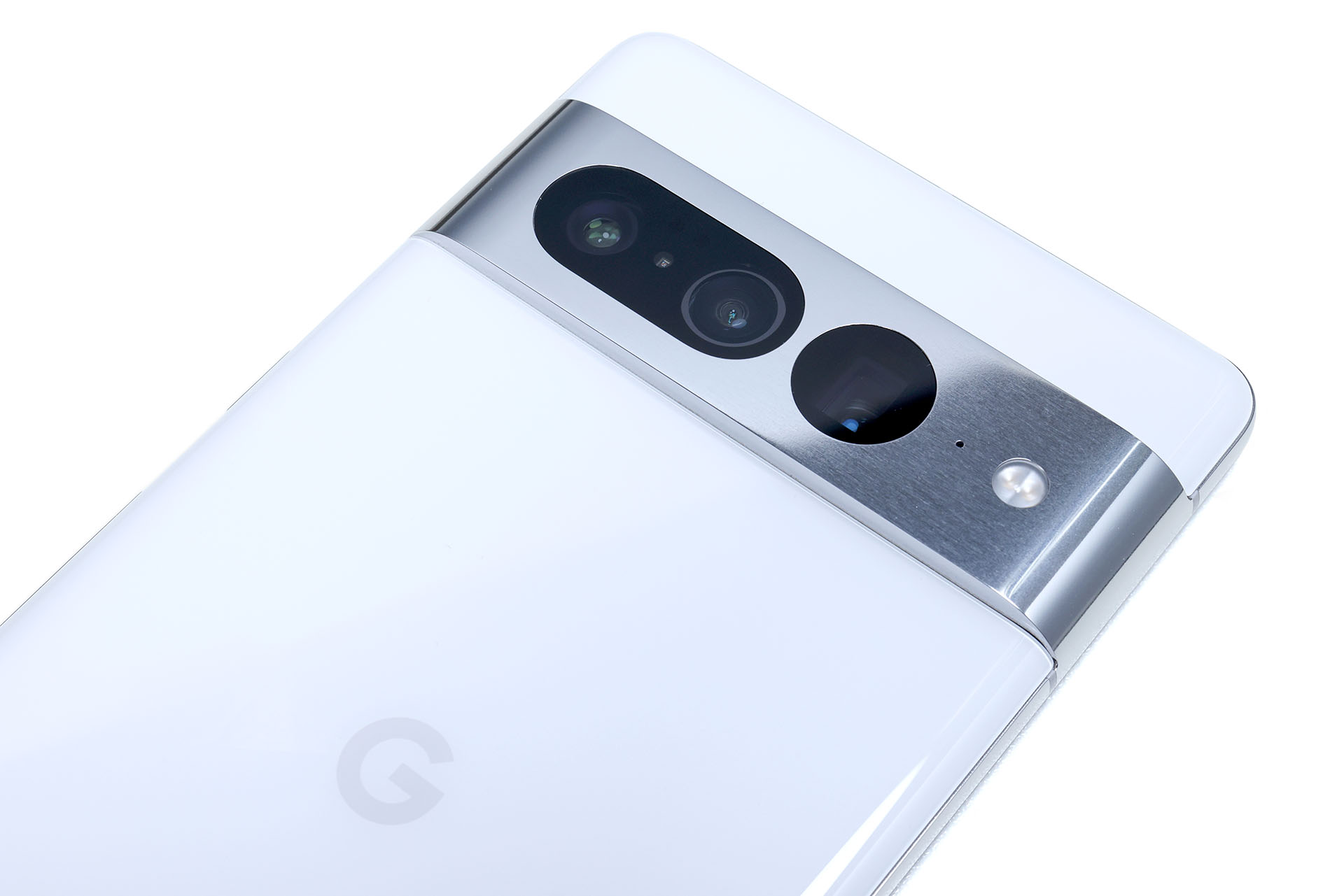 出っ張りのある複眼カメラ端末としては、カメラ部のデザインなど処理が非常にスマートにまとまっている、と思う。カッコイイ
