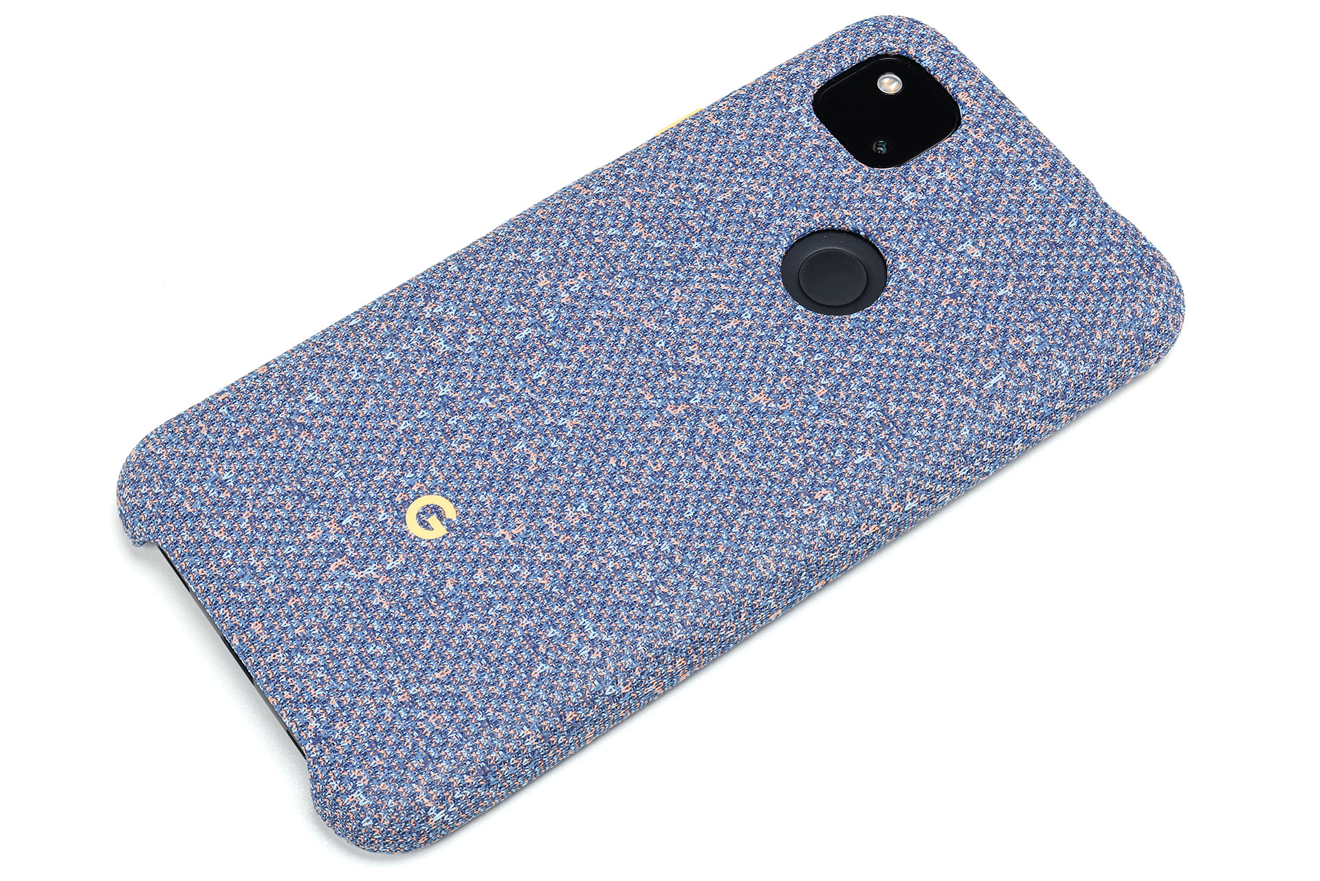 Pixel 4aの指紋センサーは本体背面にあるので、片手のみでのロック解除が可能。