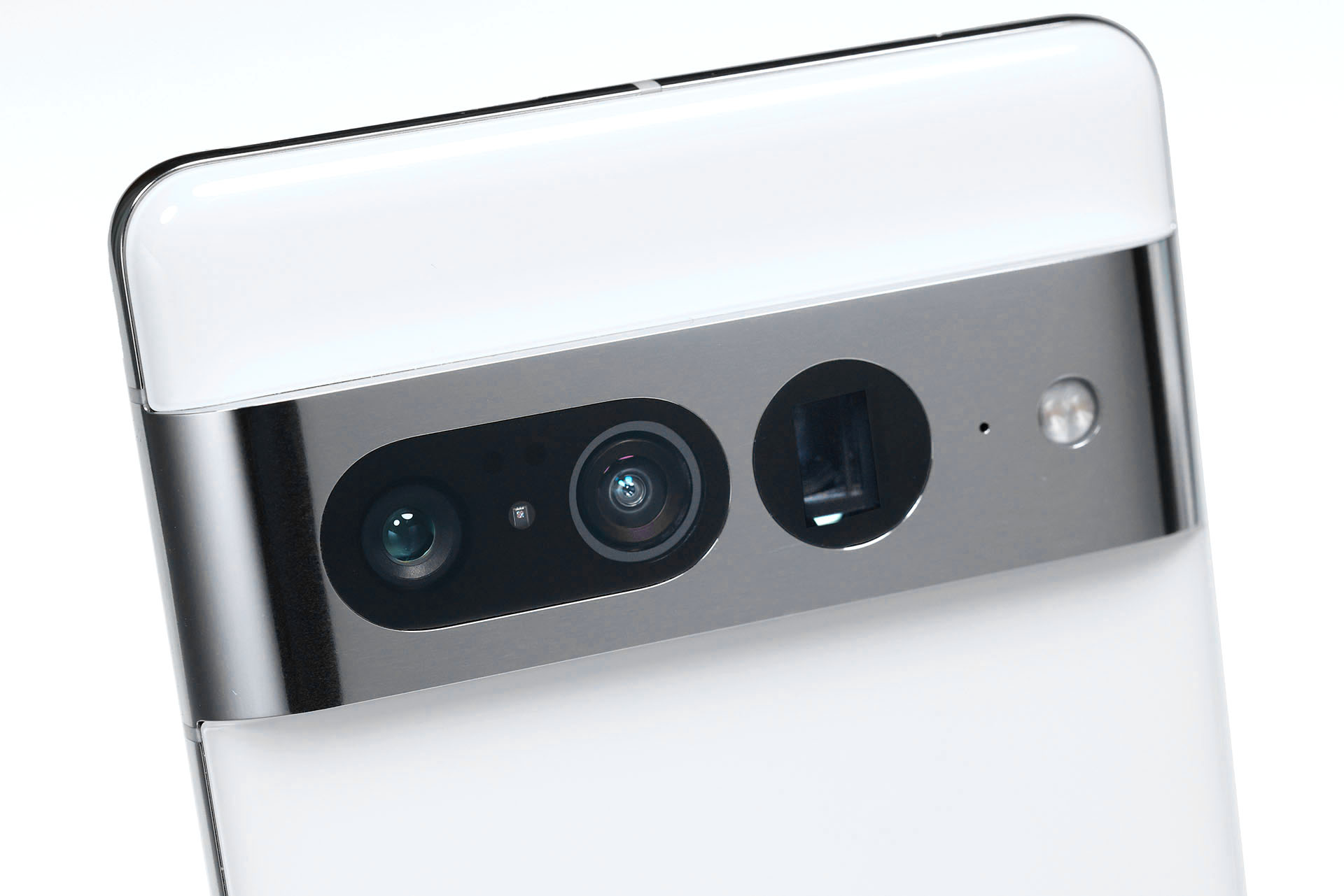 「Pixel 7 Pro」のカメラ部。3つのレンズがあり、左から広角カメラ用レンズ、超広角カメラ用レンズ、望遠カメラ用レンズとなる。望遠カメラ用レンズはペリスコープ型（プリズムを使用した屈曲光学式）で、そのためにレンズ部が四角く見える