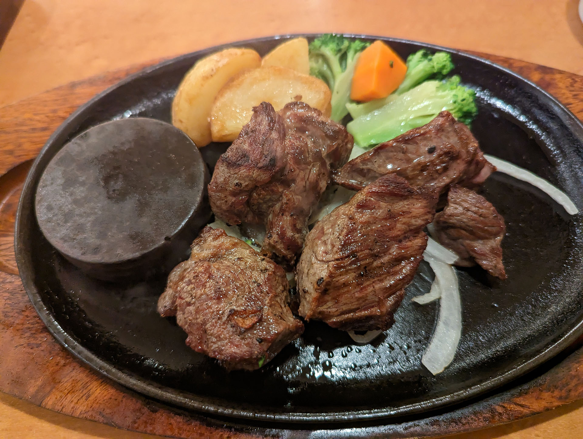 「1×（広角レンズ使用/35mm換算24mm）」で撮影。中央の肉にピントが合っている。その周囲はややボケ気味。「2×（広角レンズ使用/35mm換算48mm）」で撮影したほうがよかったかも