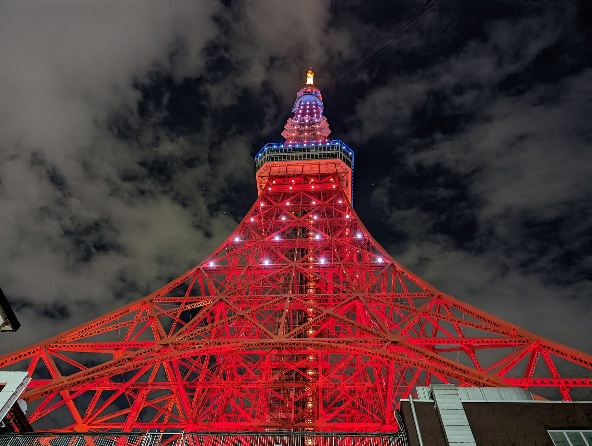 「1×（広角レンズ使用/35mm換算24mm）」で撮影。夜景も得意な「Pixel 7 Pro」であった。ゴーストが少々出ている