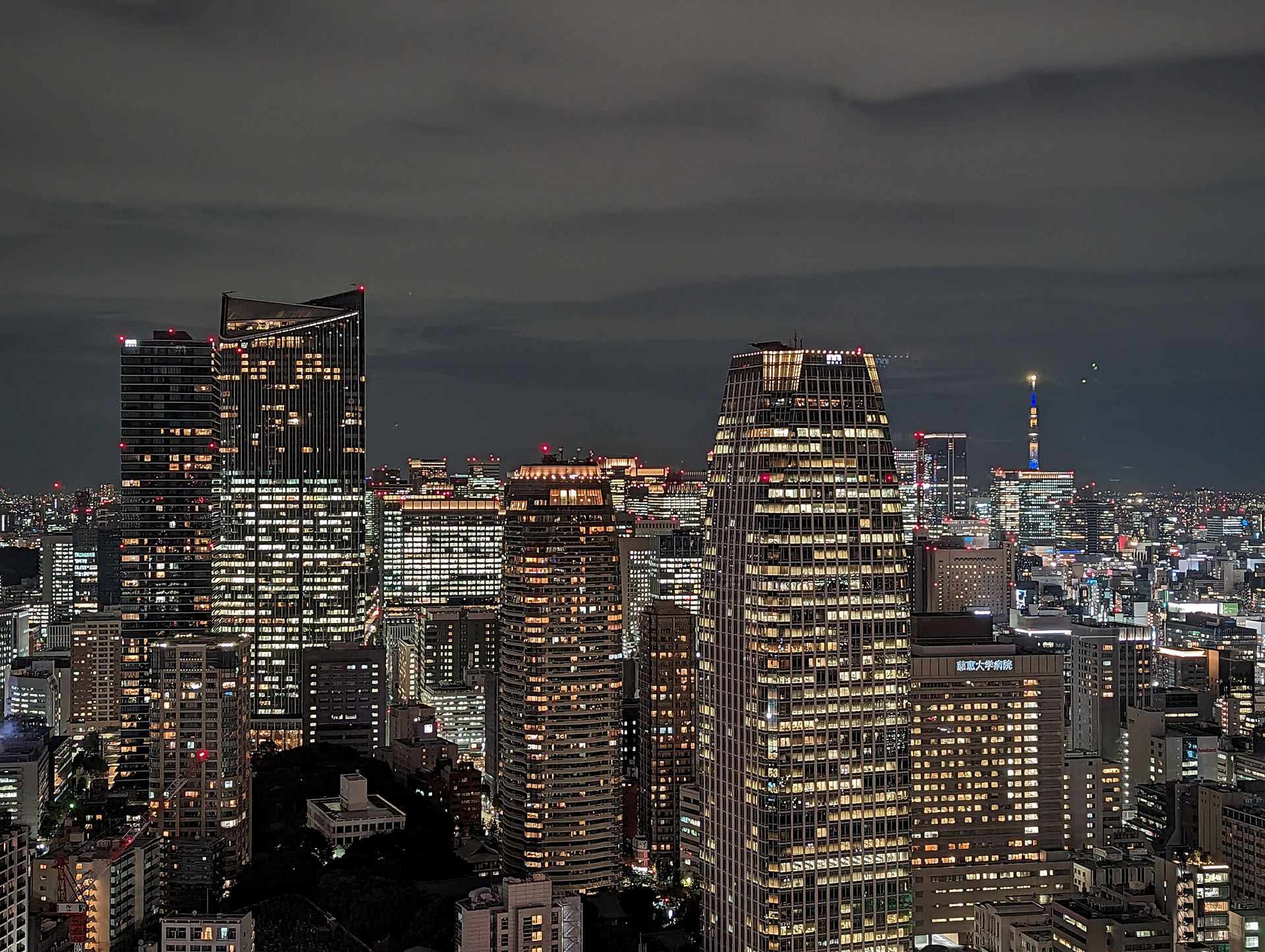 「1×（広角レンズ使用/35mm換算24mm）」で撮影。これも東京タワーの展望台からの夜景