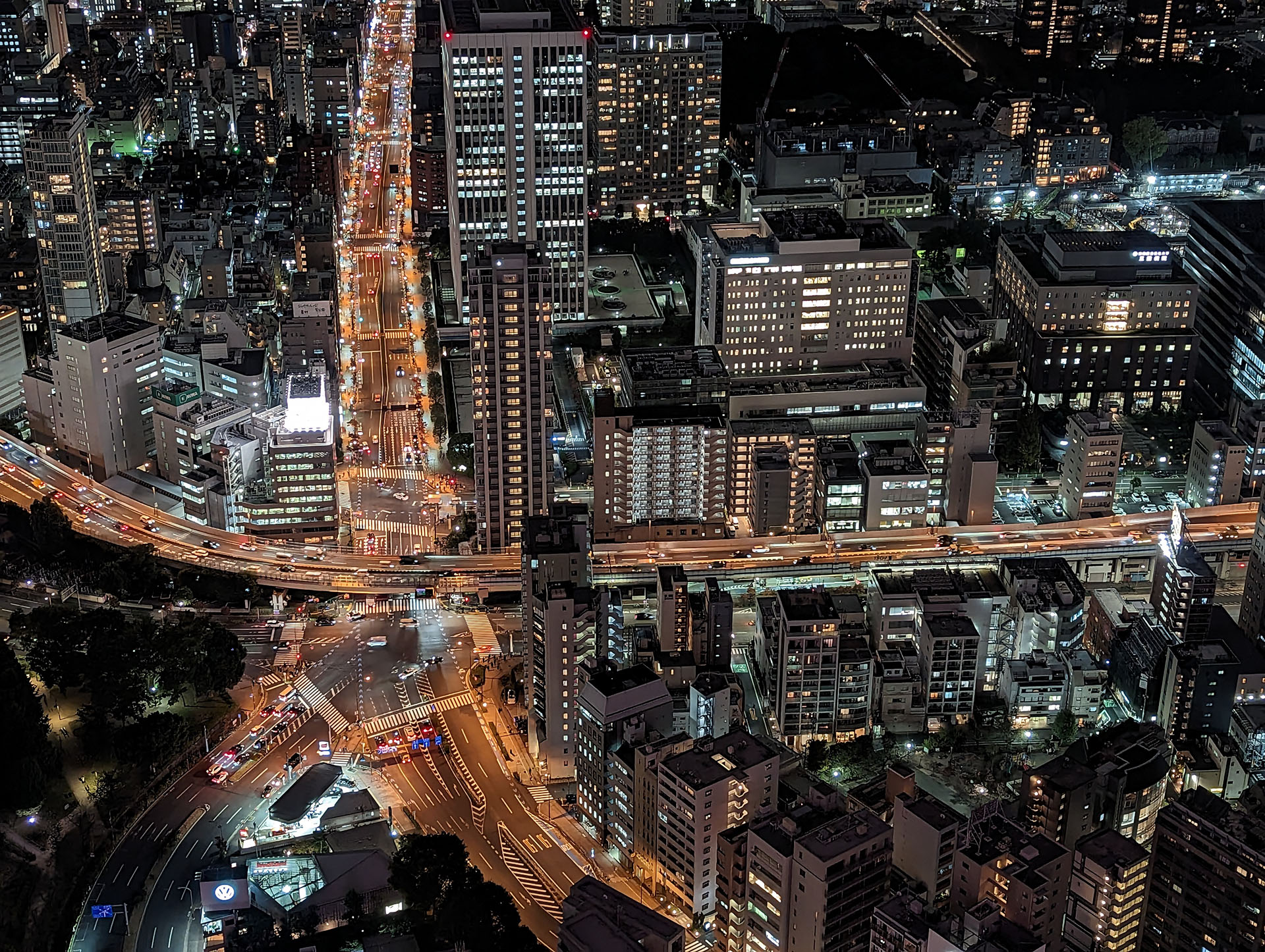 「1×（広角レンズ使用/35mm換算24mm）」で撮影。東京タワー展望台から見下ろした風景。細部までよく描写されている
