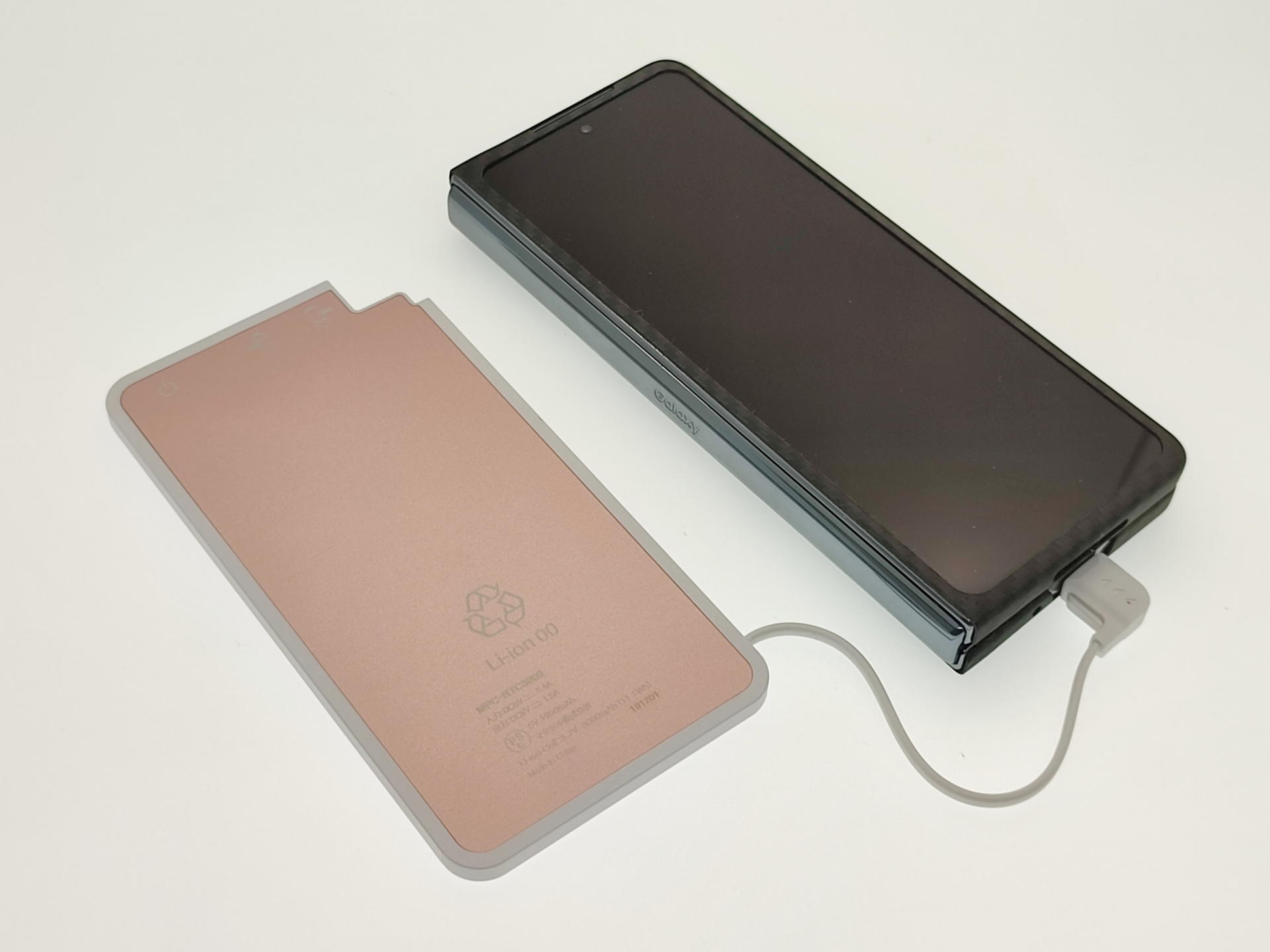 今回はモバイルバッテリー（3000mAh）から内蔵バッテリー4400mAhのGalaxy Z Fold 4に充電してみた。