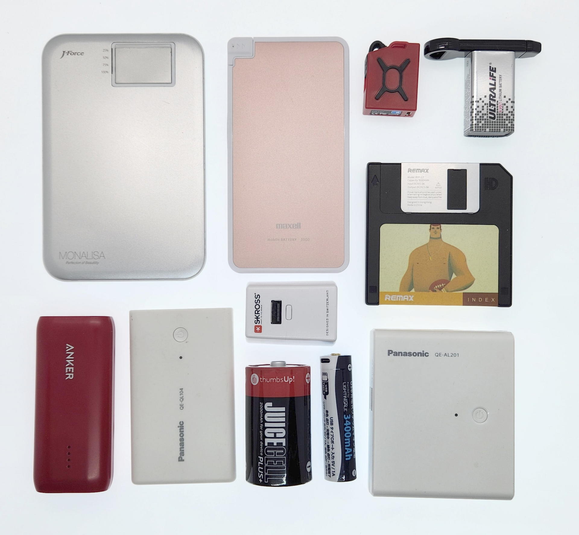 モバイルバッテリーは過去15年で100個は集めた。愛想はないけどダイソーで販売されるマクセル製のモバイルバッテリー（中央のピンク色）は実用度120％の製品だ