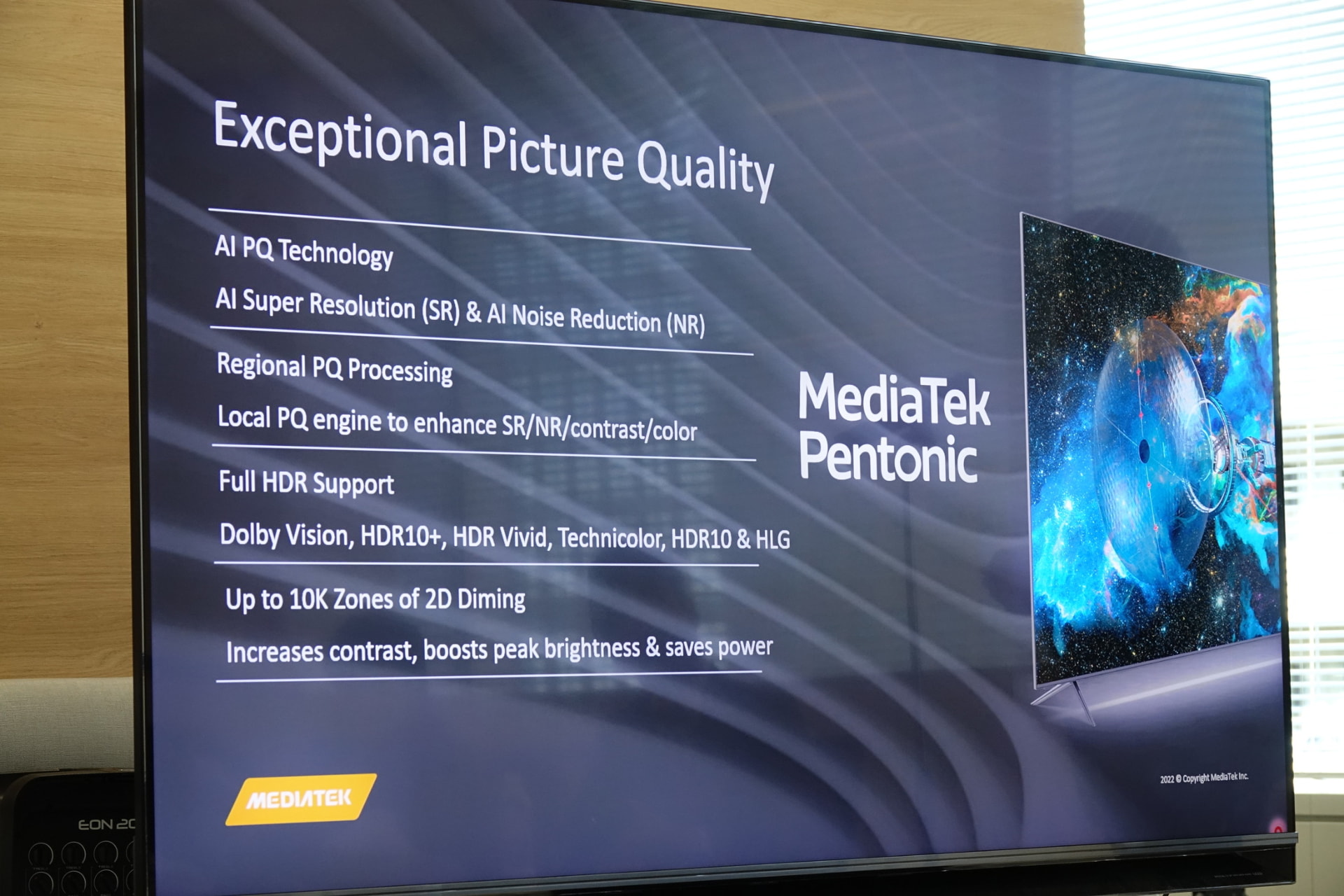 右は報道陣に公開された映像処理技術のデモ