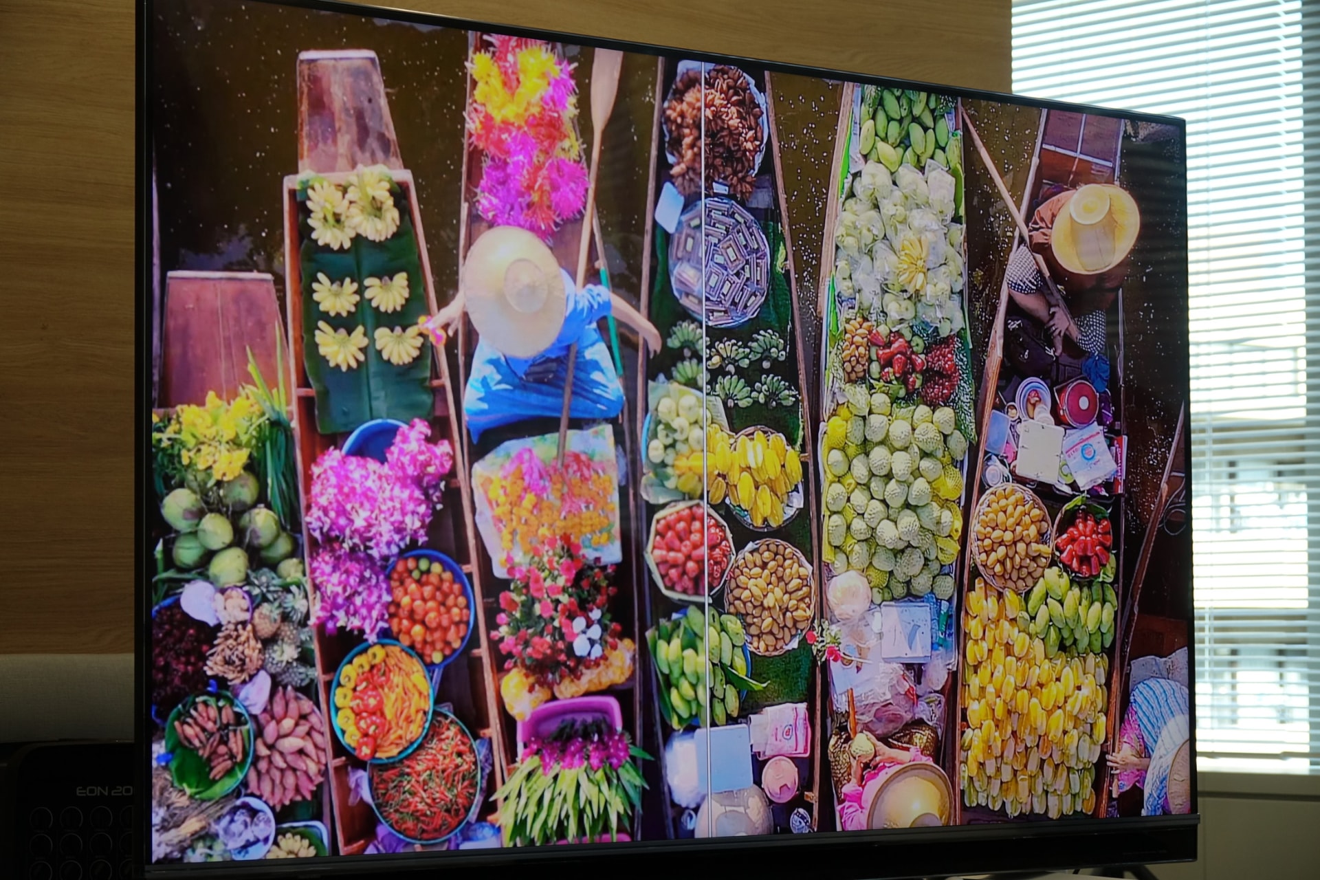 右は報道陣に公開された映像処理技術のデモ