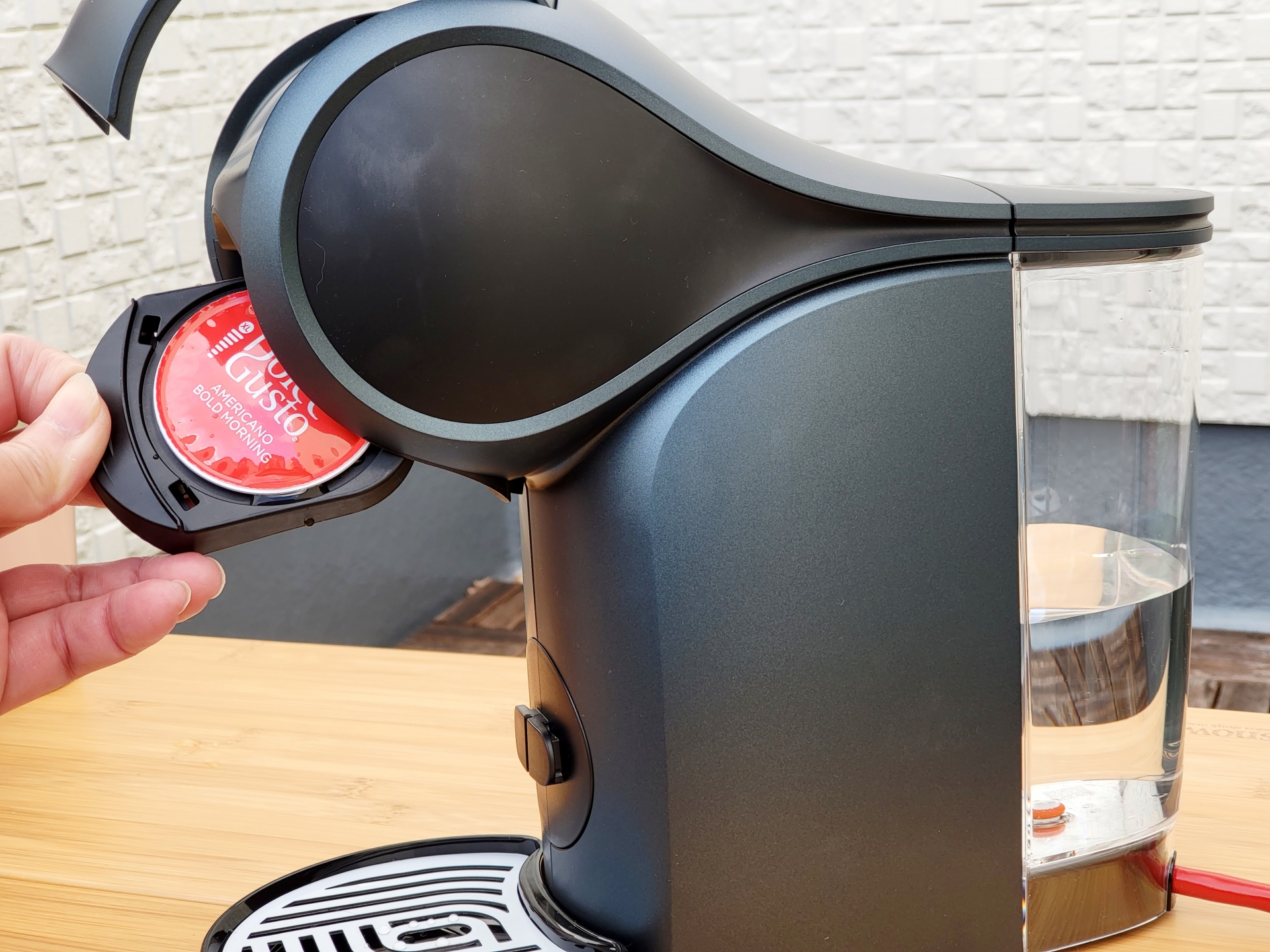 水をタンクに入れておき、カプセルをセットする。カプセルホルダーの蓋を開けると、自動的に電源が入るようになっているので、電源のオン・オフを気にする必要はない。また、抽出中に水が足りなくなっても、タンクに追加すればOK