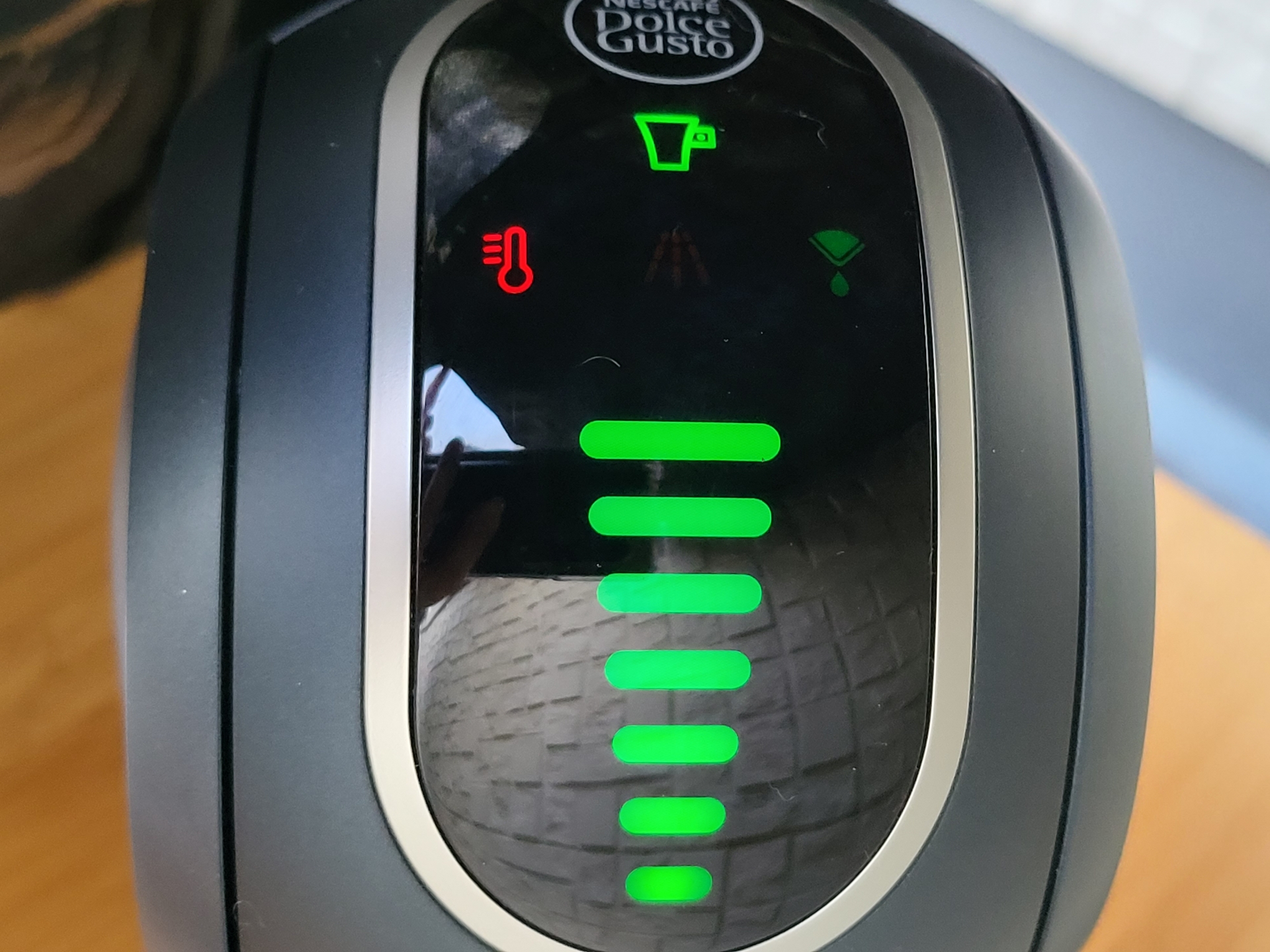 温度切替ボタン（温度計のシンボル）、抽出量目盛り、抽出ボタン（マグカップのシンボル）、湯垢洗浄ボタン（消灯中）、ハンドドリップモードボタン（紙フィルターのシンボル）など、普段使いに必要なタッチボタンとLED表示しかないため、スマホとの連携操作はわかりづらい