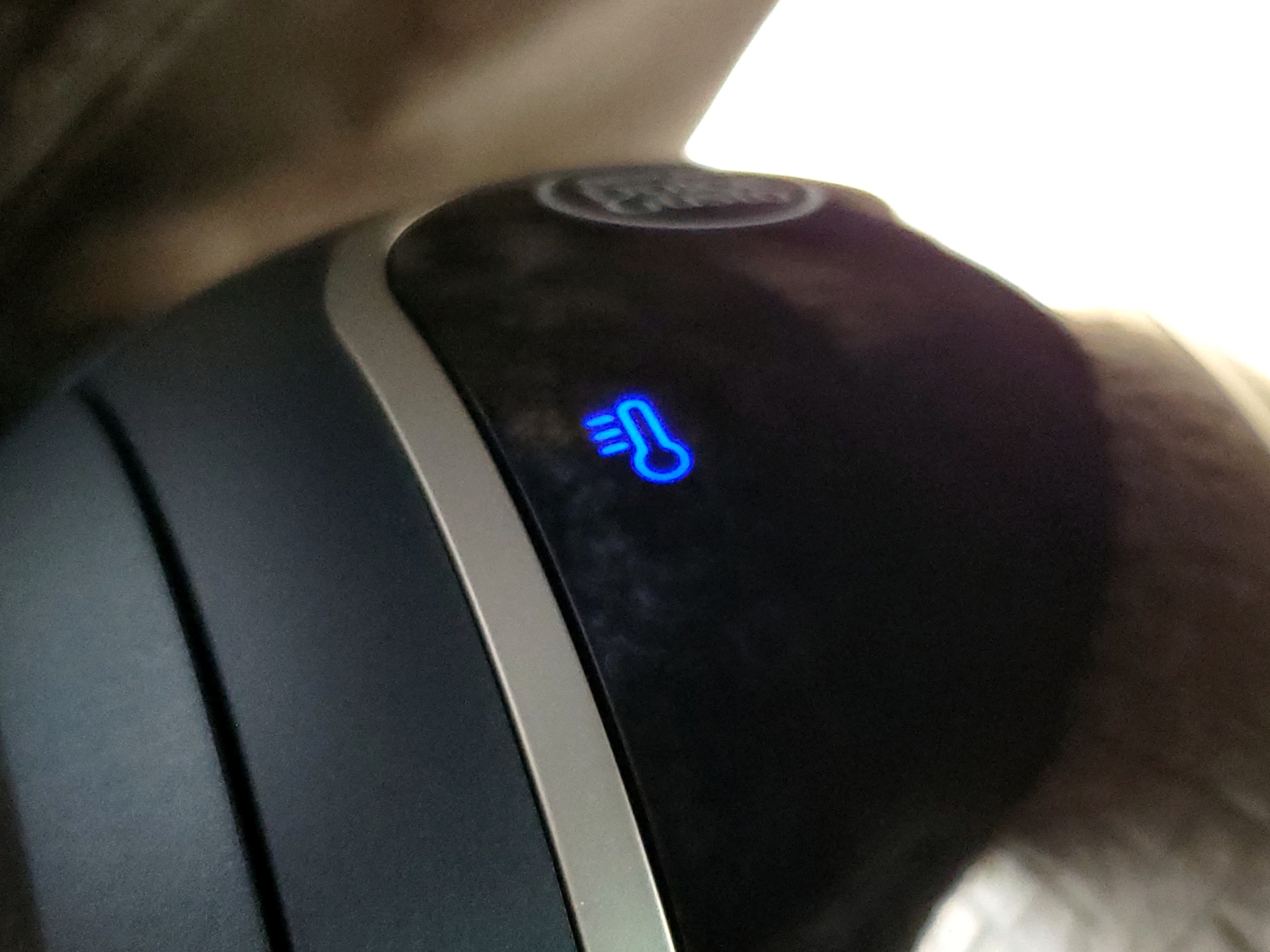 温度切替ボタンのLEDが青色に点滅したら、素早くタッチしてペアリング。設定時間が短いのも、初心者にはハードルが高い