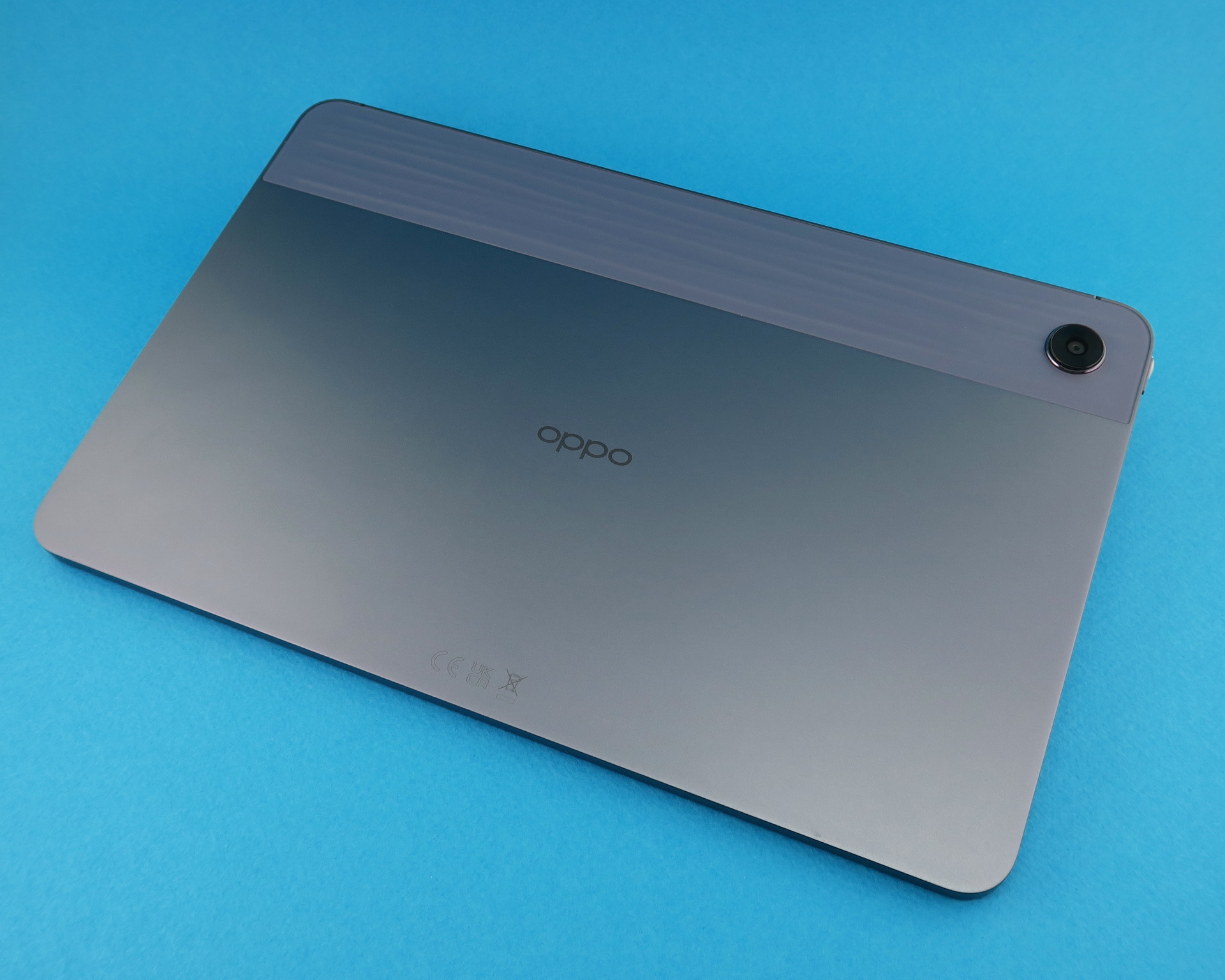 背面は「OPPO Glow」による仕上げで、指紋や手の跡が残りにくい。本体上部側は砂丘をイメージしたというテクスチャー処理が追加されている