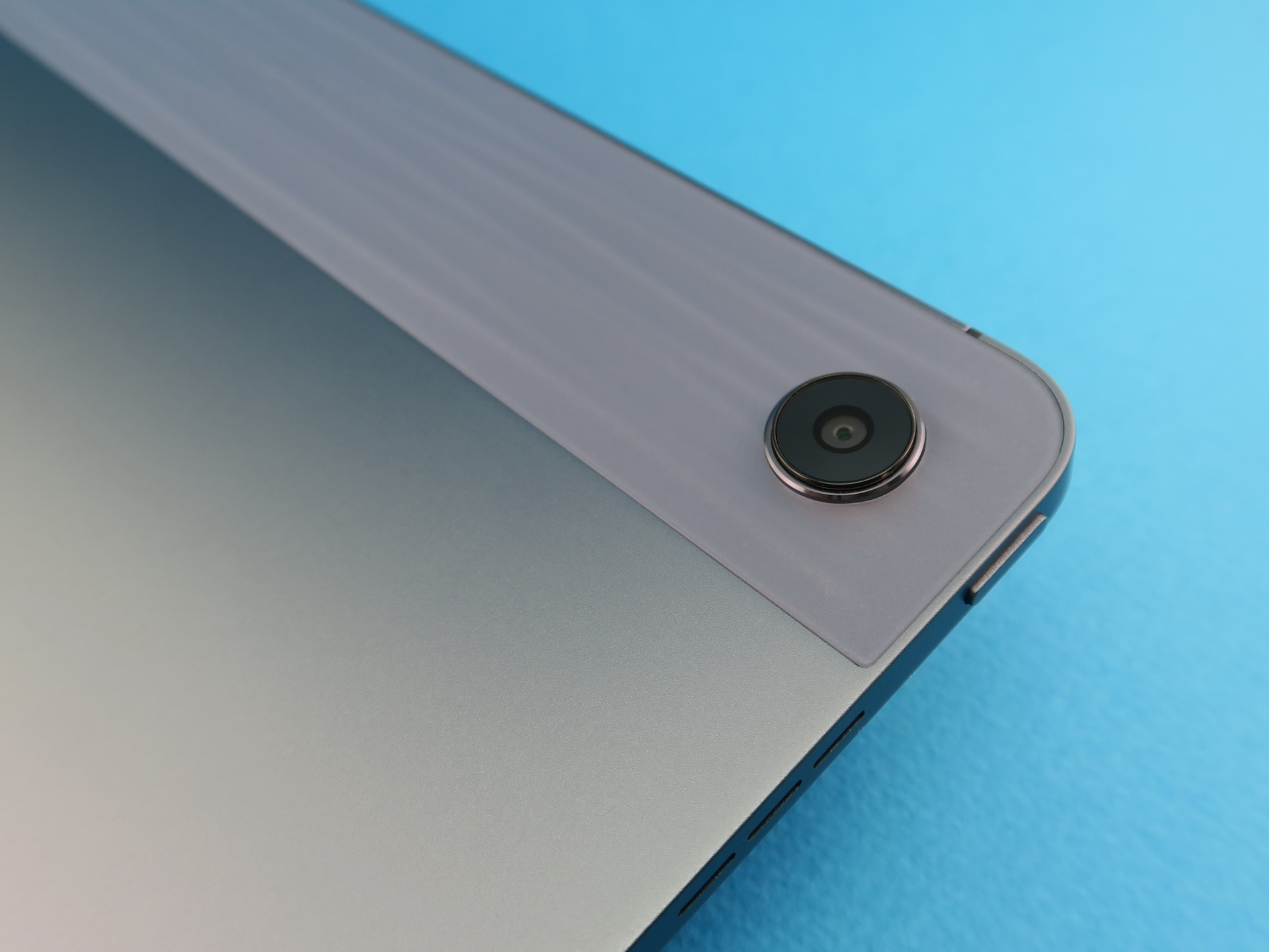 スマートフォンを持っていれば、タブレットの背面カメラを使うことは少なそうだが、QRコードを読み取ったり、ビデオ会議中の周囲の状態を映すときに使える