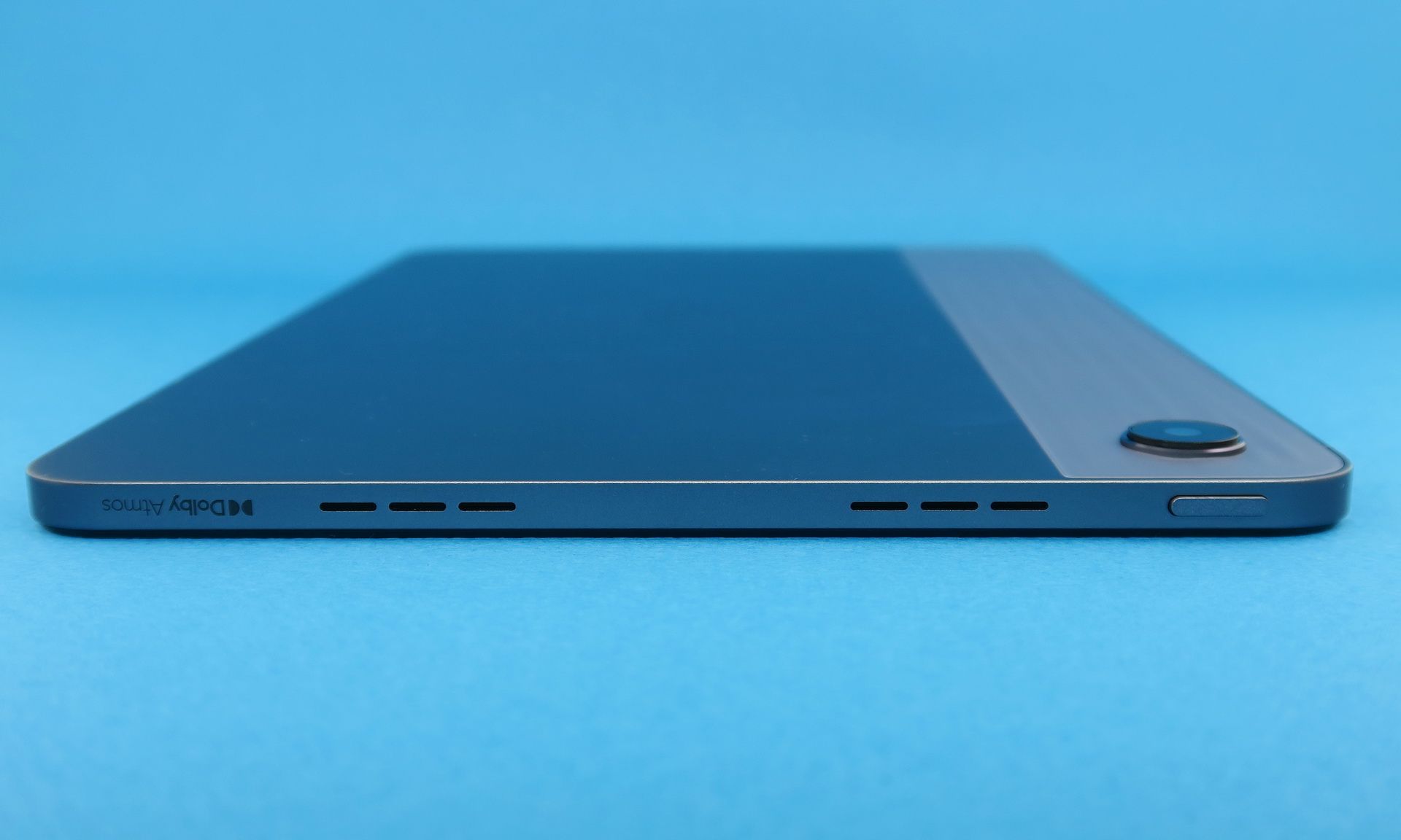 本体左側面（短辺側）には電源キーを備える。縦方向に持ったときは、こちら側が上部になる