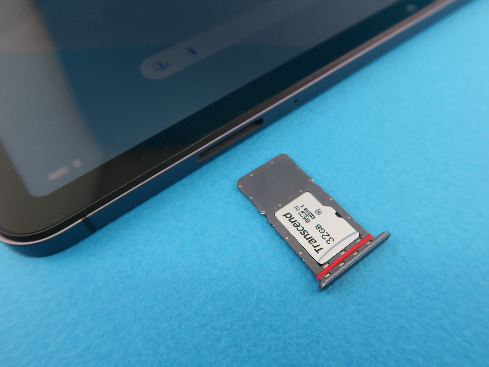 一般的なスマートフォンのSIMカードトレイと同じように、ピンで取り出すタイプのmicroSDメモリーカードトレイ