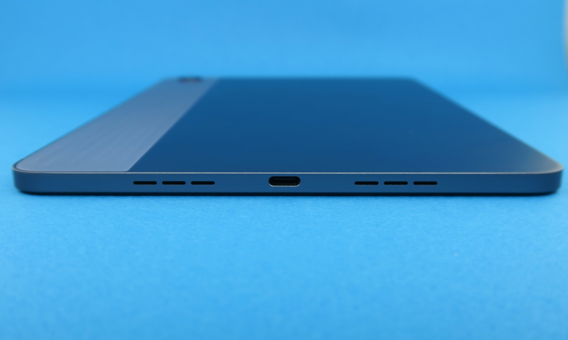 右側面（短辺側）にはUSB Type-C外部接続端子を備える。隣の穴はクアッドステレオスピーカーのもの