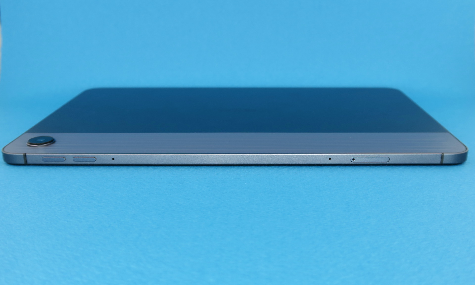 本体上部（長辺側）には音量キー、ピンで取り出すタイプのmicroSDメモリーカードスロットを備える