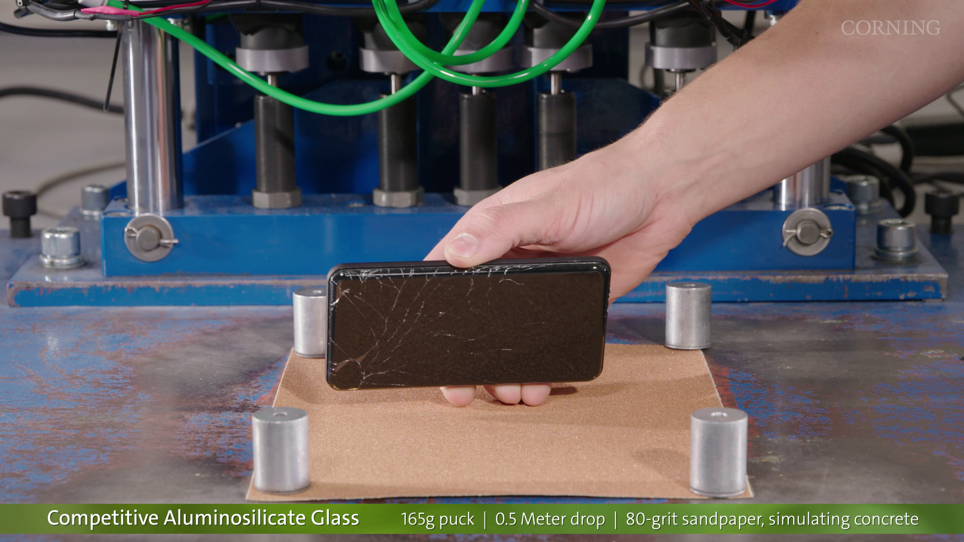80番手での実験。左が他社製ガラス、右が「Corning Gorilla Glass Victus 2」