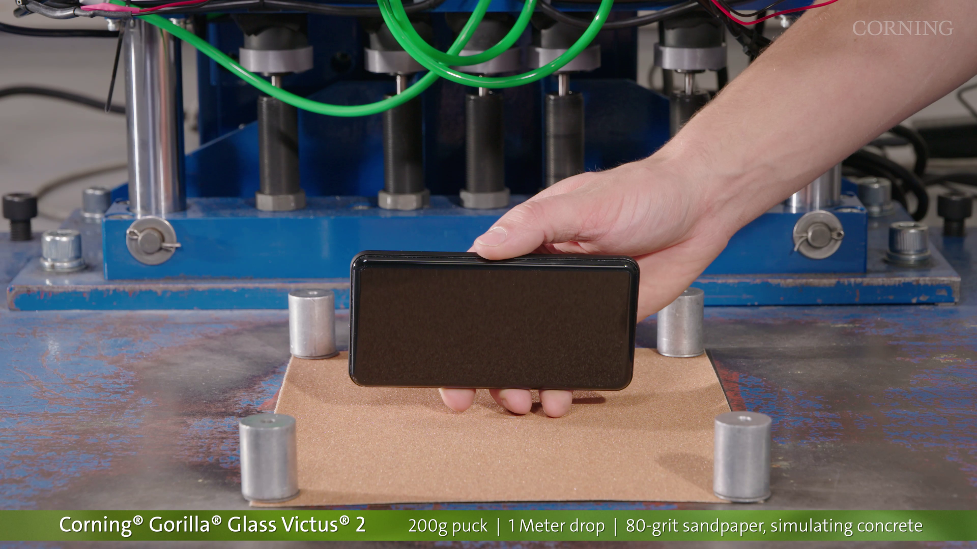 80番手での実験。左が他社製ガラス、右が「Corning Gorilla Glass Victus 2」