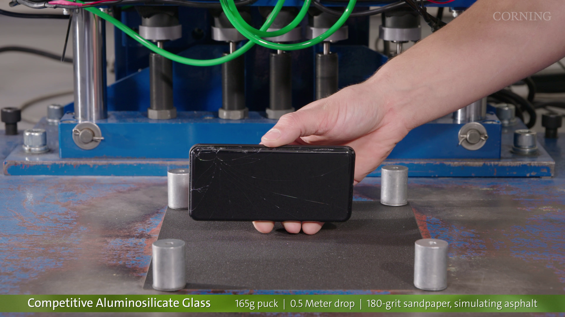 180番手での実験。左が他社製ガラス、右が「Corning Gorilla Glass Victus 2」
