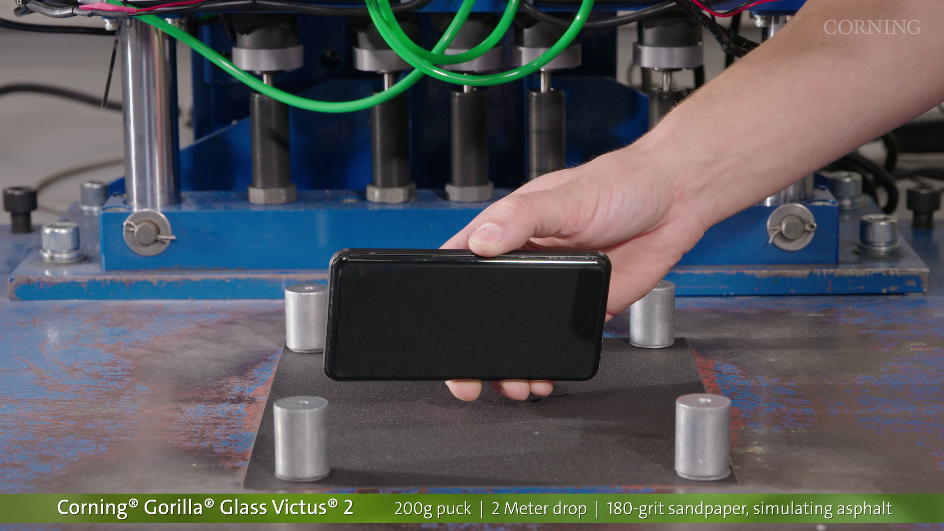 180番手での実験。左が他社製ガラス、右が「Corning Gorilla Glass Victus 2」