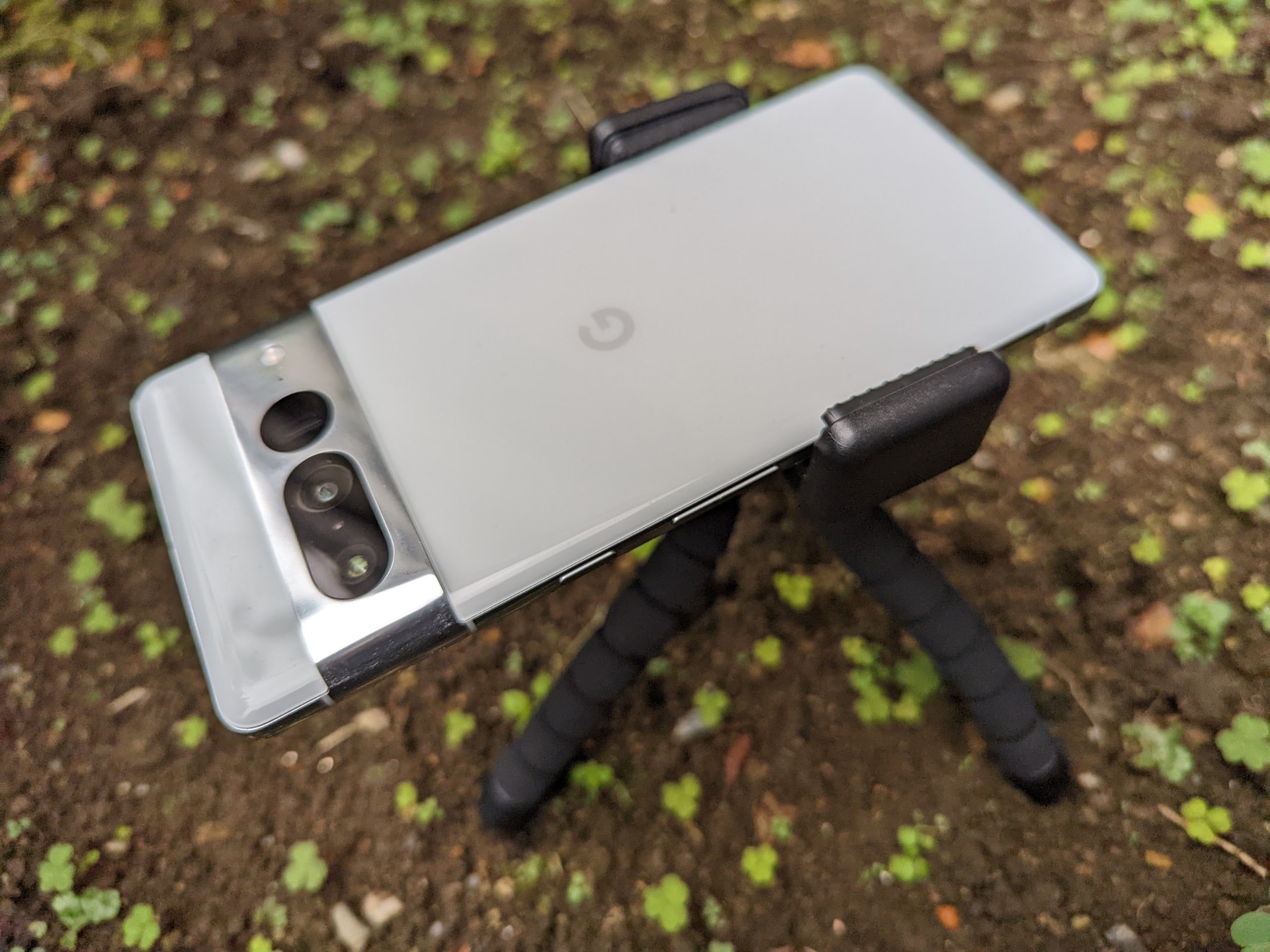 こんなふうに三脚に据え置いて撮影。三脚もホルダーも100円ショップで手に入れたもの。ちなみにこれはあくまでイメージでして、実際にはシャッターボタンが表示される画面下部を操作しやすいよう、ホルダーを装着する際にはずらしたほうがいいでしょう