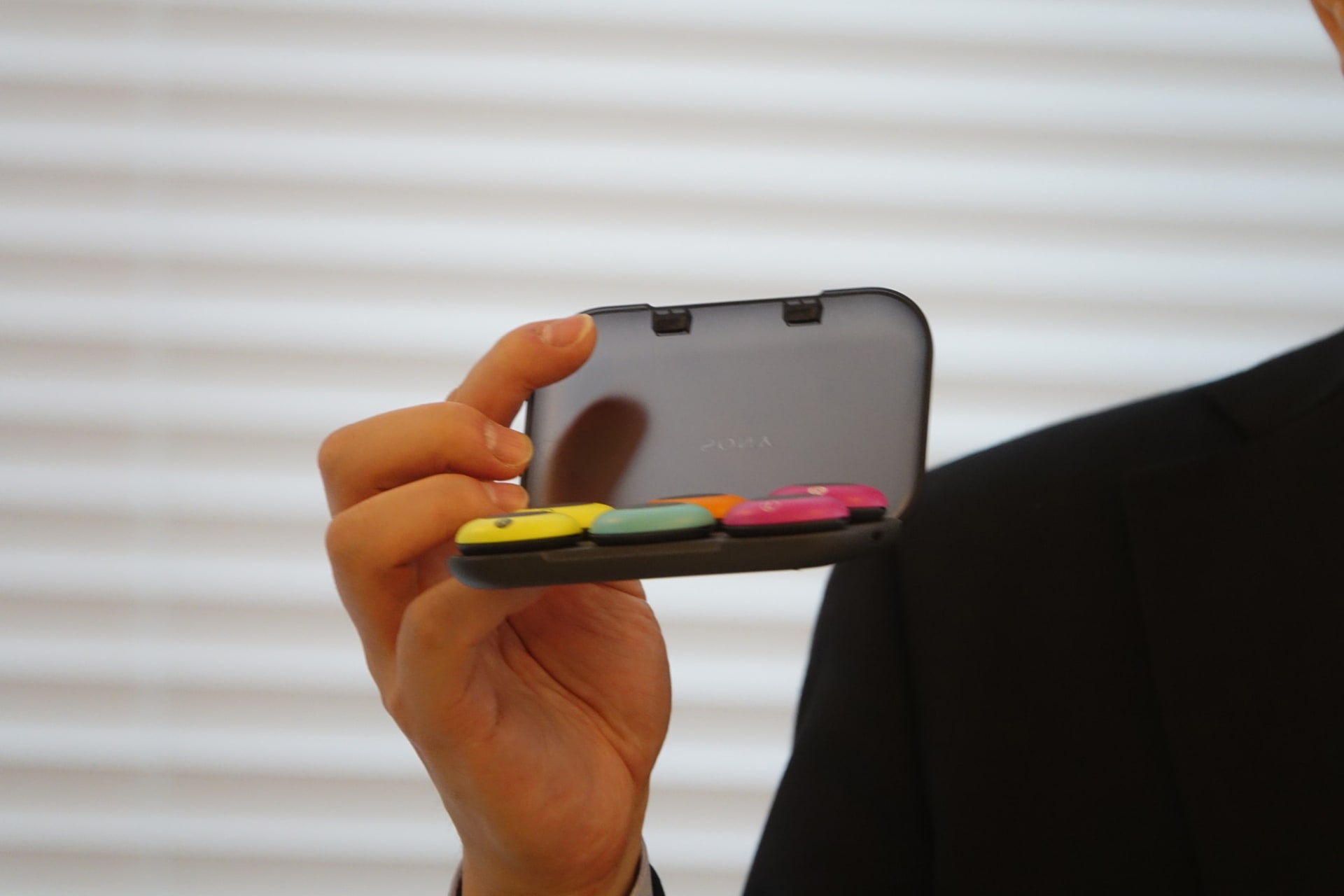 相見氏が手にする「mocopi」