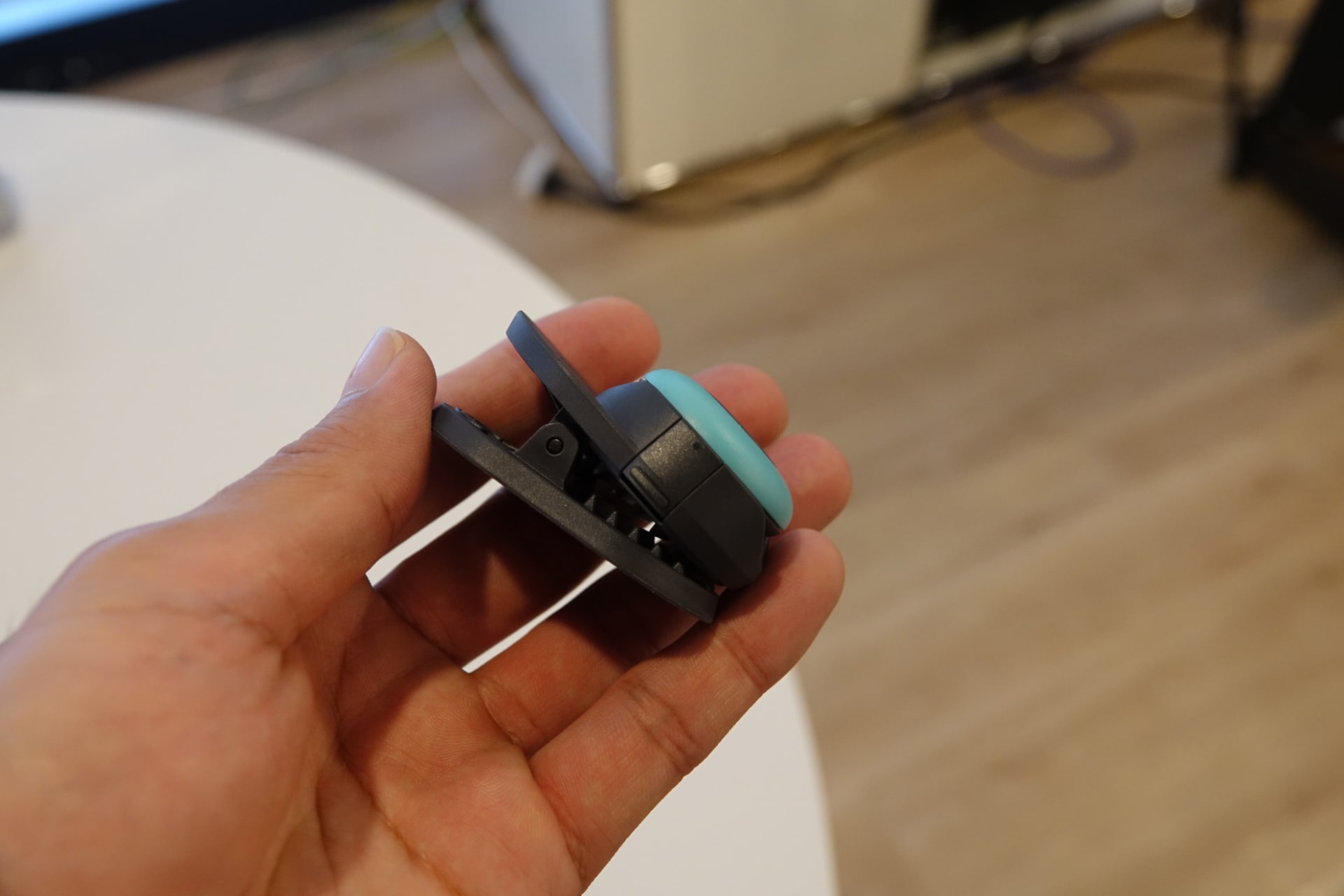 側面にツメが用意されている。外すときはツメを持ち上げる