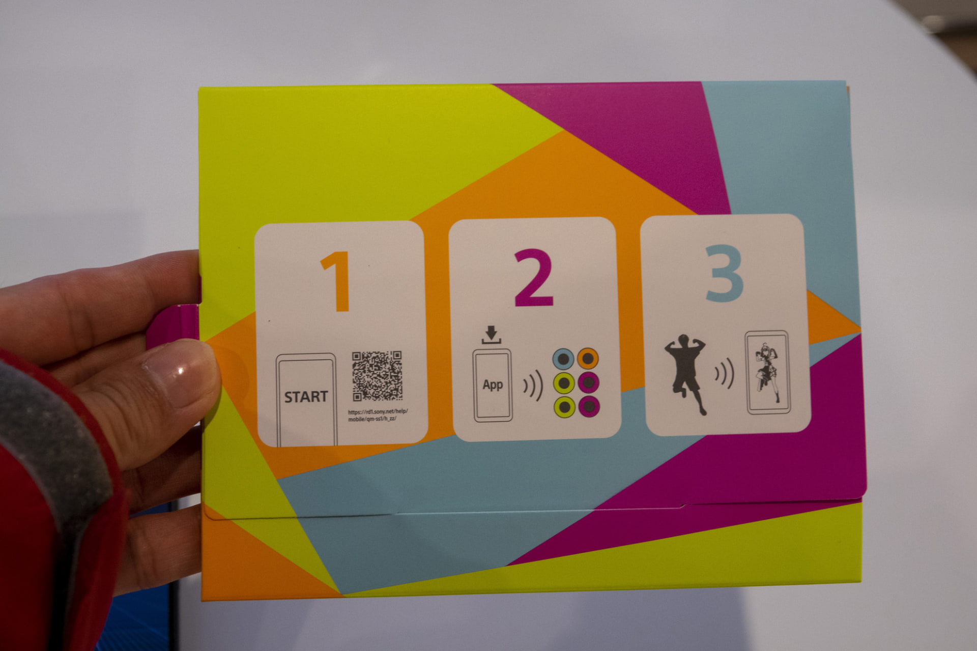 パッケージ内部もカラフルな世界観が感じられる