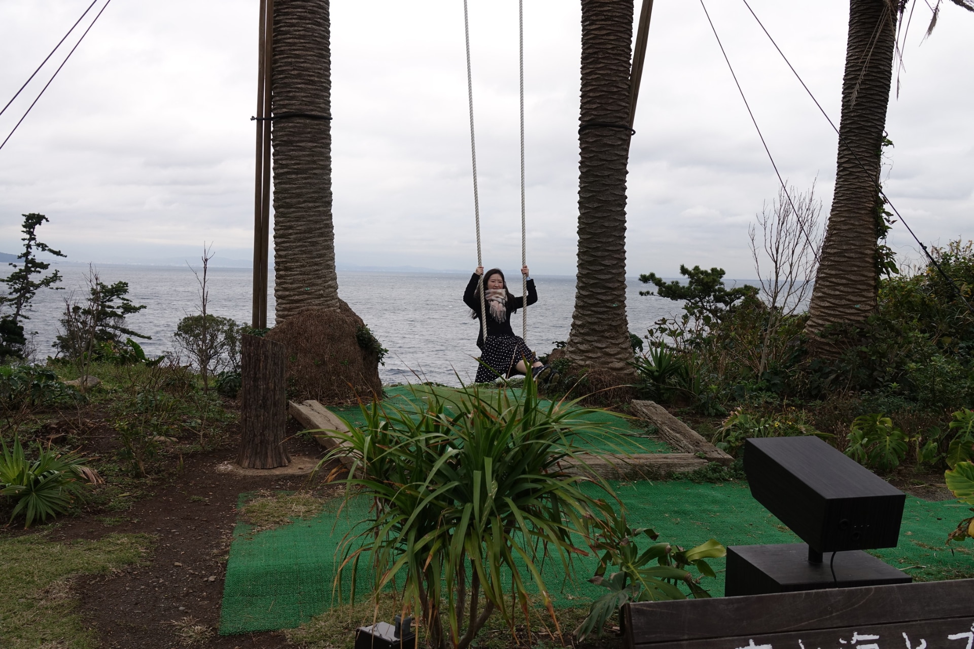 右手前の機器がカメラ