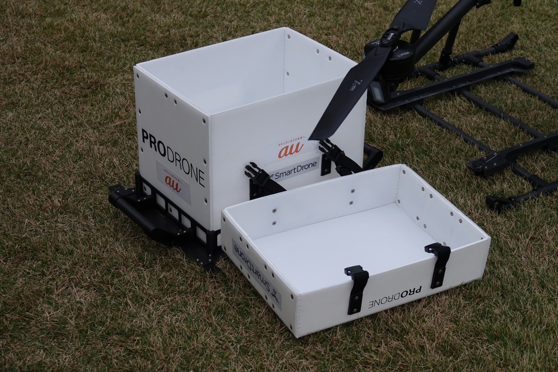 フタを開けるとアイスクリームが入っている（デモ時はカラだった）