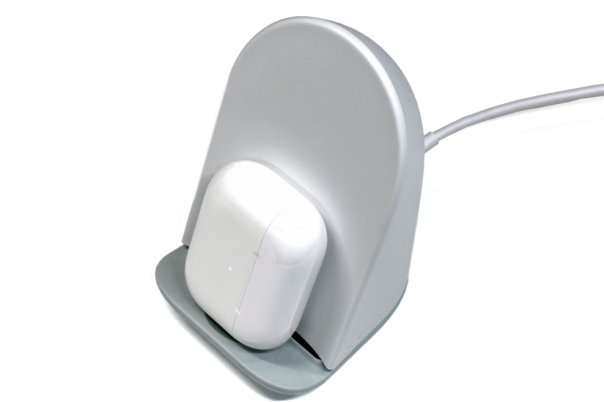 MagSafe充電対応の「AirPods Pro（第2世代）」なども充電できた。ただし横向きだとエラーが出るので、縦向きか斜め向きにして置く必要があるようだ