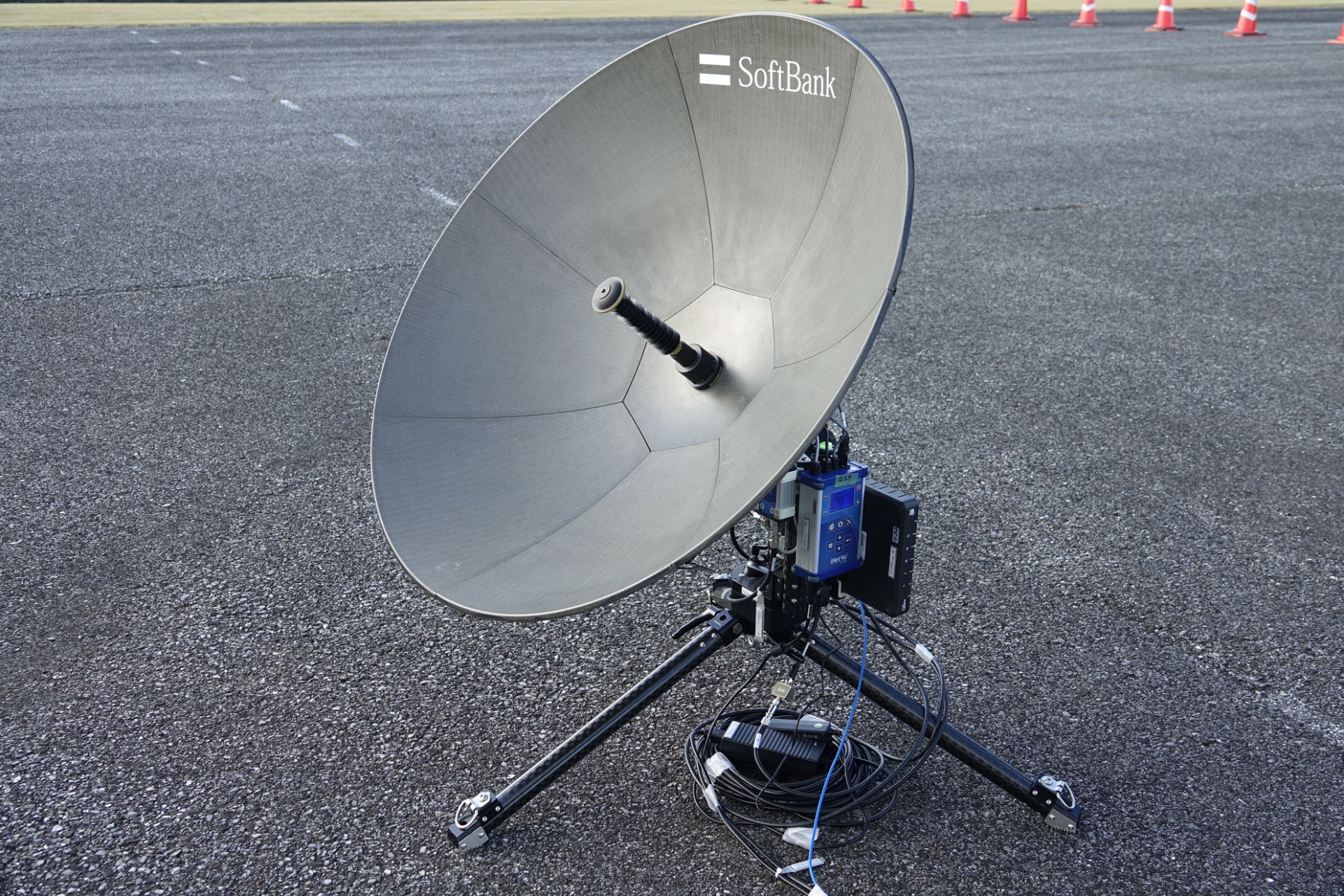 既存の基地局が使えない場合を考慮し、バックボーン回線に衛星を利用できるようにしている