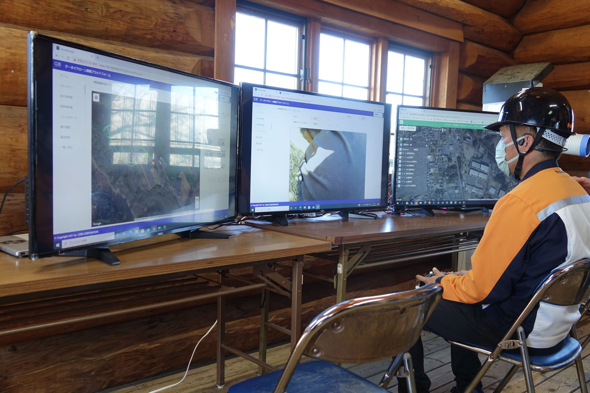 遠隔操作でドローンを飛行させている