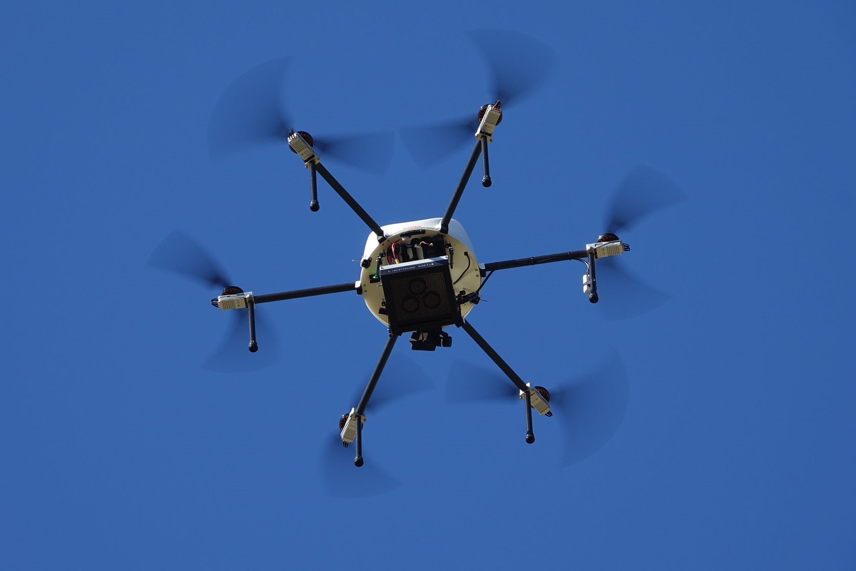 ドローンの底部に指向性スピーカーを備える