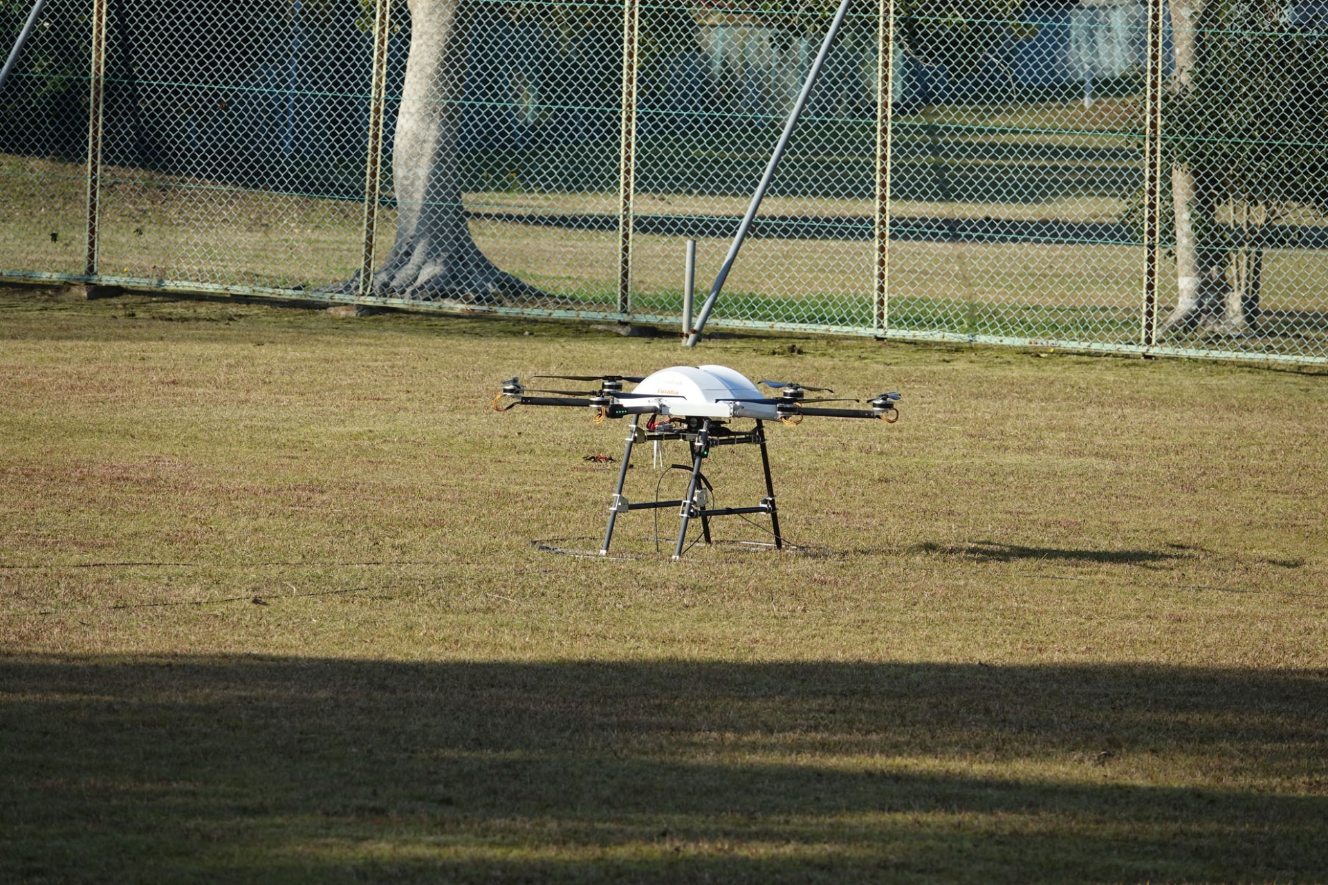 ケーブルを中継するドローン