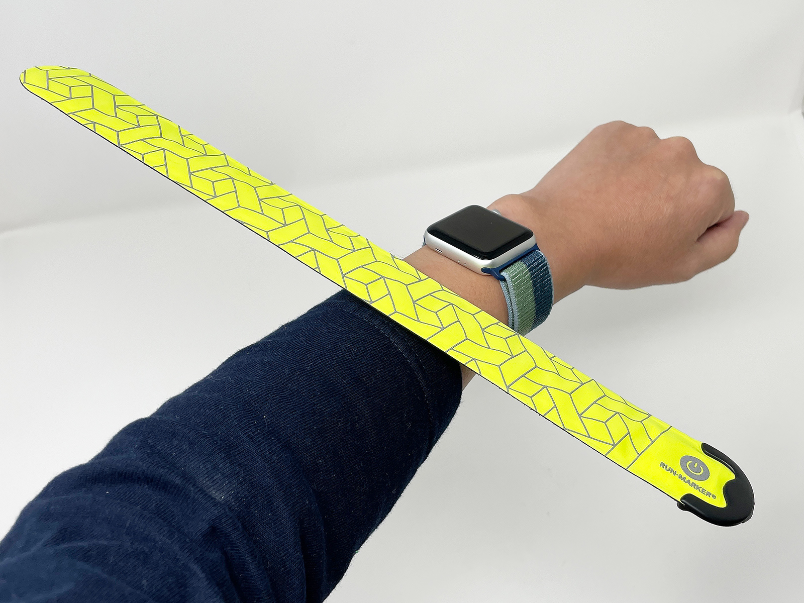 RUN-MARKER CHARGE LEDアームバンド。普段はこのように棒状ですが……