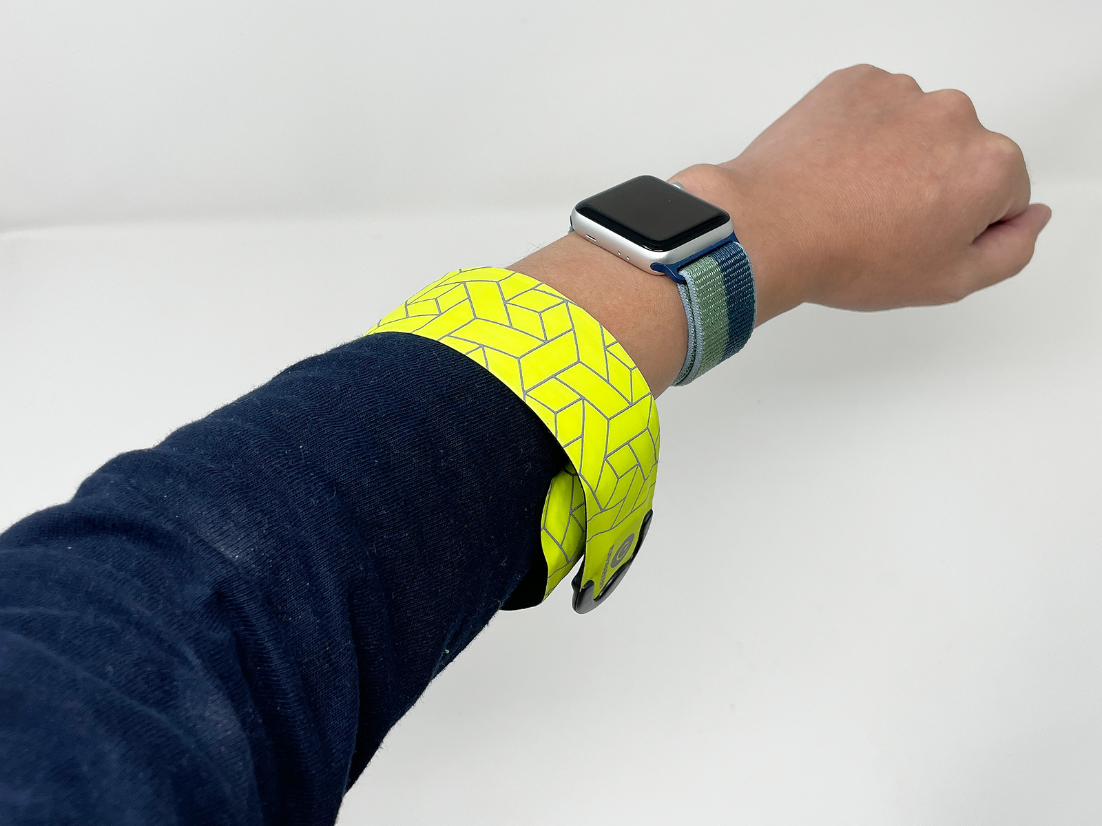 腕などに叩きつけると巻き付くスラップバンド、いわゆるパッチンバンド式のLEDライトです。