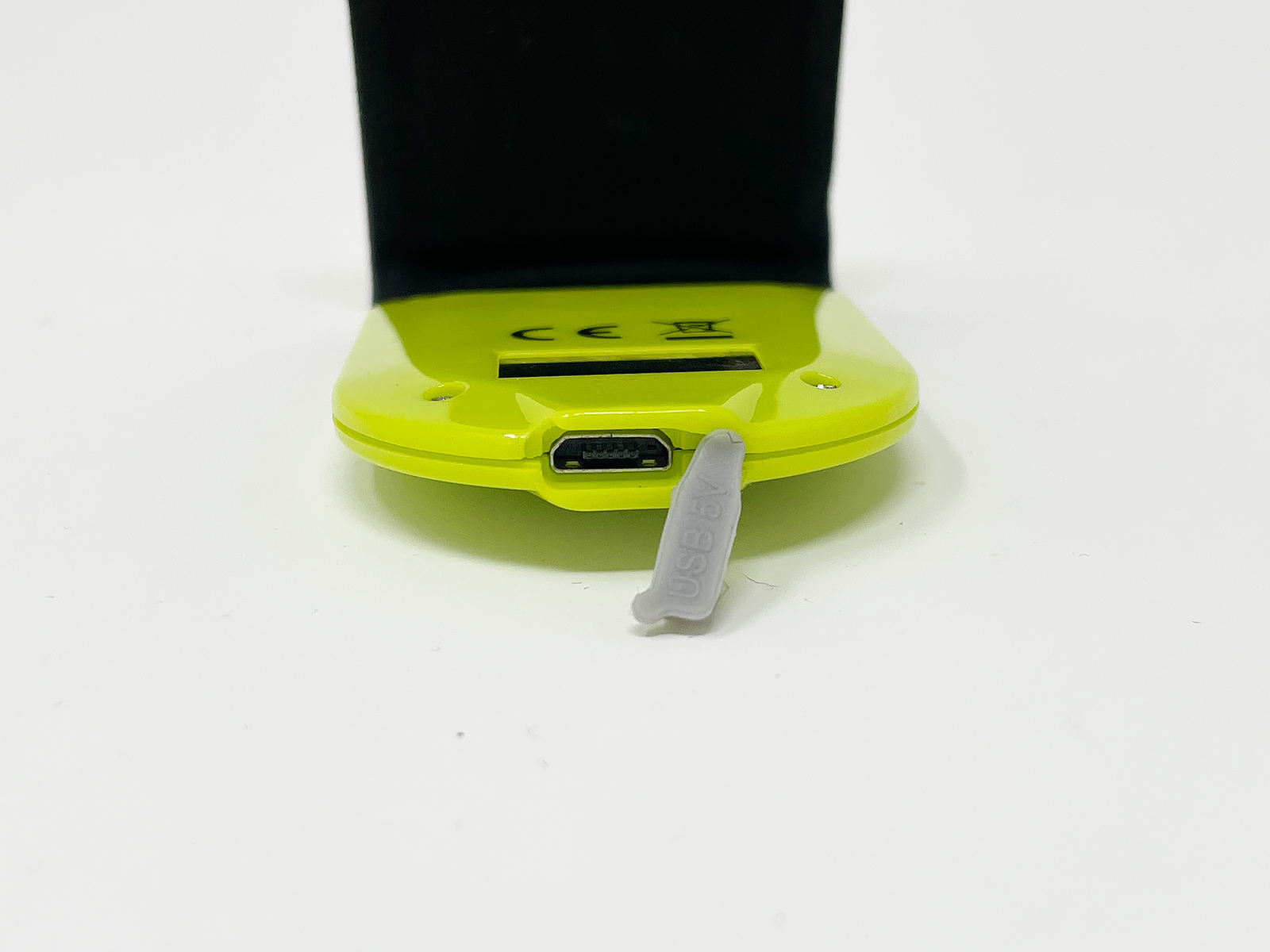 Micro USB端子経由で充電可能。一度充電すれば忘れるころまで電池は保つ印象です。