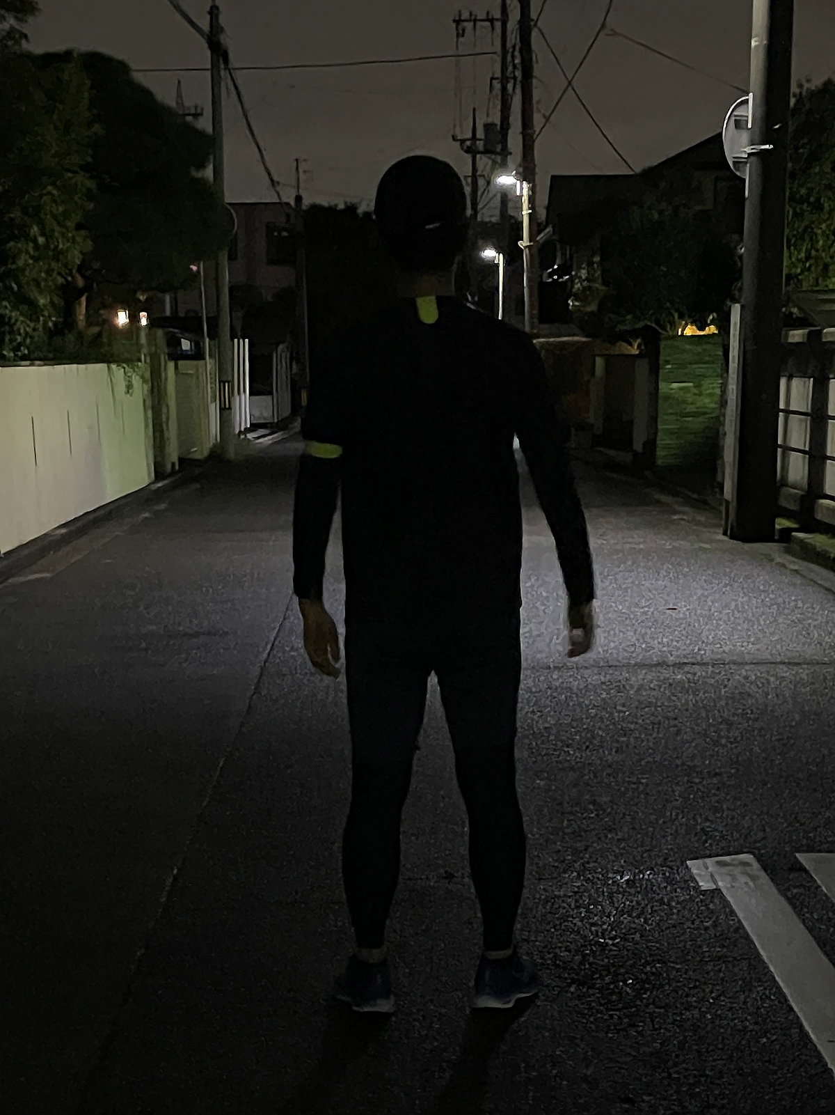 夜道での見え方の比較。ライトを装着しているだけで圧倒的に存在感を主張できることが分かります。