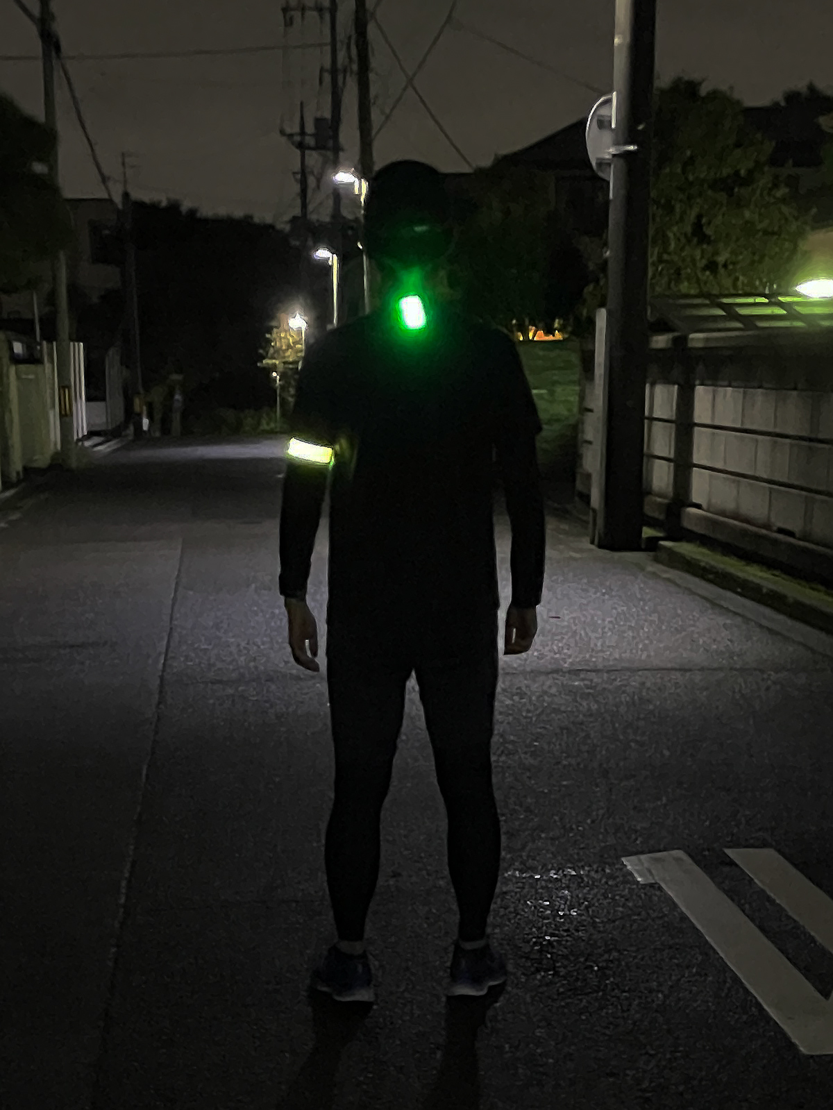夜道での見え方の比較。ライトを装着しているだけで圧倒的に存在感を主張できることが分かります。