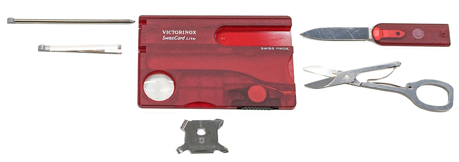 ツールとしては、ピンセット、はさみ、加圧ボールペン、ピン、マイナスドライバー（3mm）、マイナスドライバー（5mm）、プラスドライバー（フィリップス型00/0）、プラスドライバー（フィリップス型1/2）、緊急時用ブレードが含まれている。カードにはルーペとLEDライトが内蔵されている。