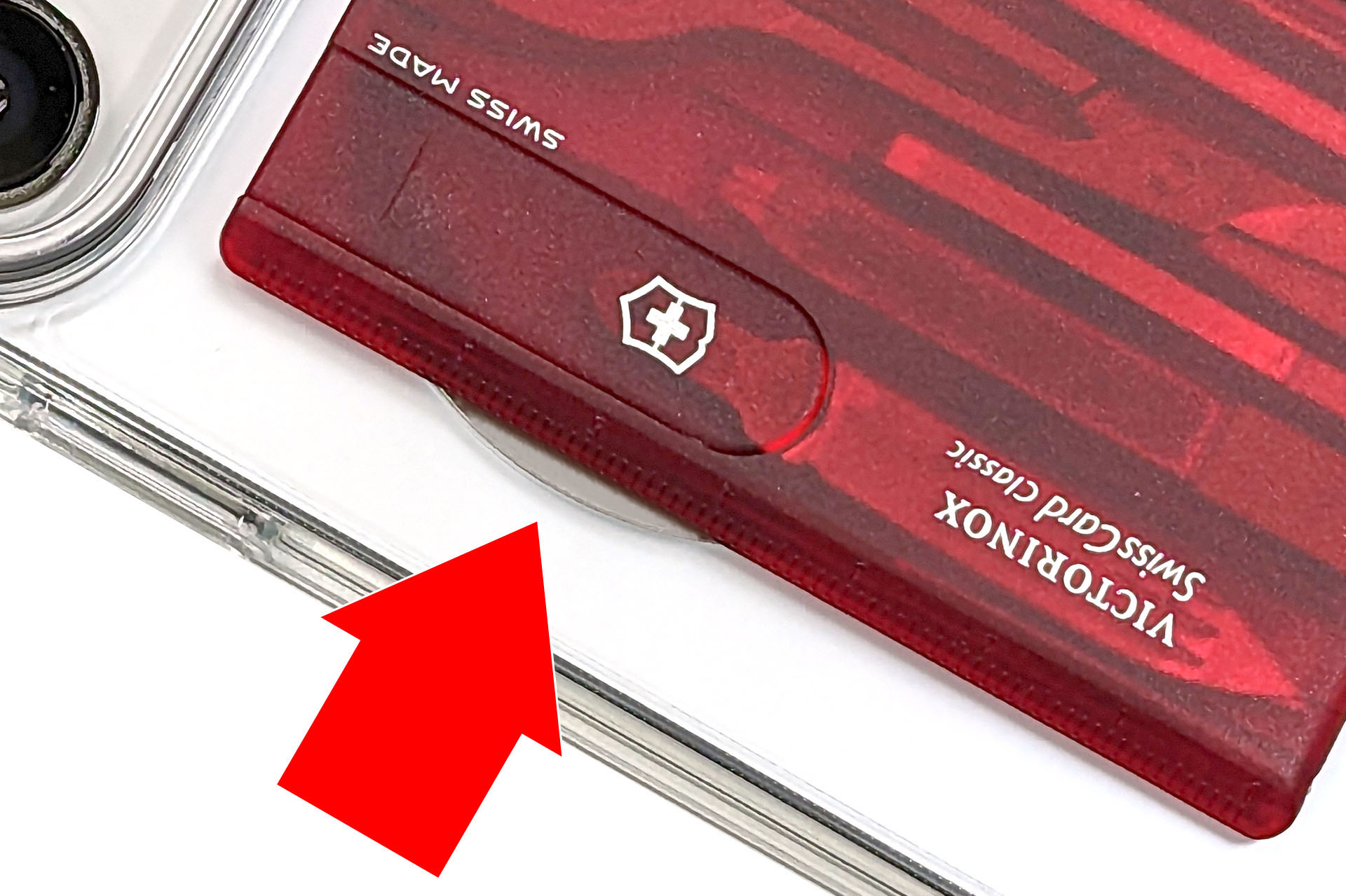 MagSafe化金属リングの出っ張りは、実用上あまり支障にはならない。