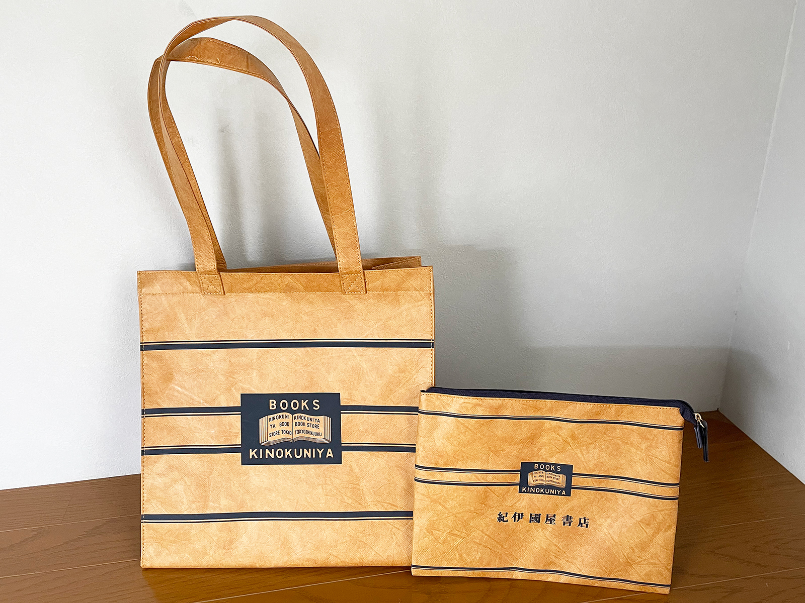 紀伊國屋書店100周年オリジナルグッズのスクエアトートとブックポーチ