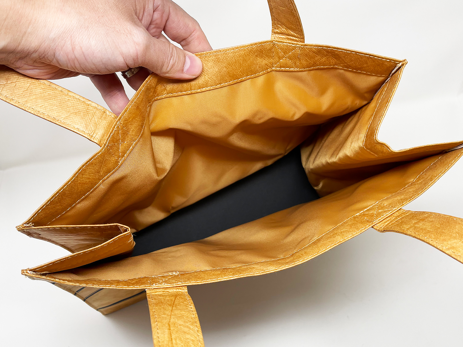 裏地もついていてマチの広さも十分確保されています。