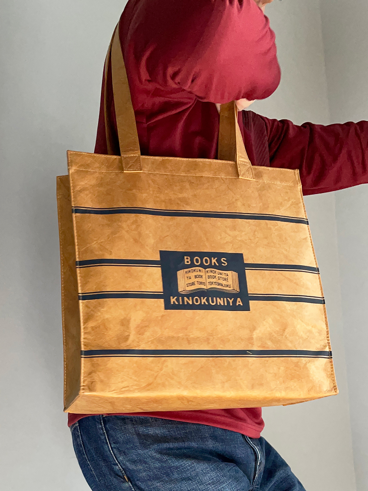 肩からかけたときちょうど良いサイズ。本の買い出しや図書館バッグなどには最適と考えています。