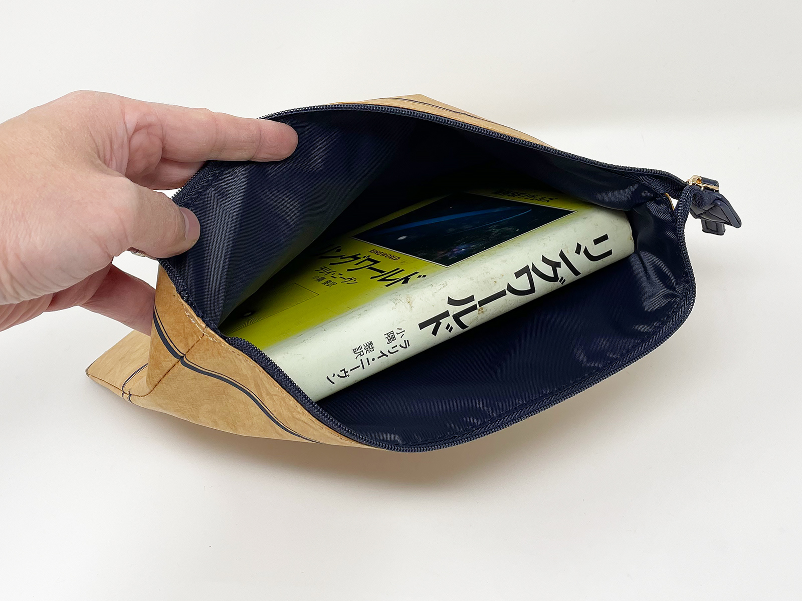 A5版程度のハードカバー本を収納するのにピッタリなサイズ感です。